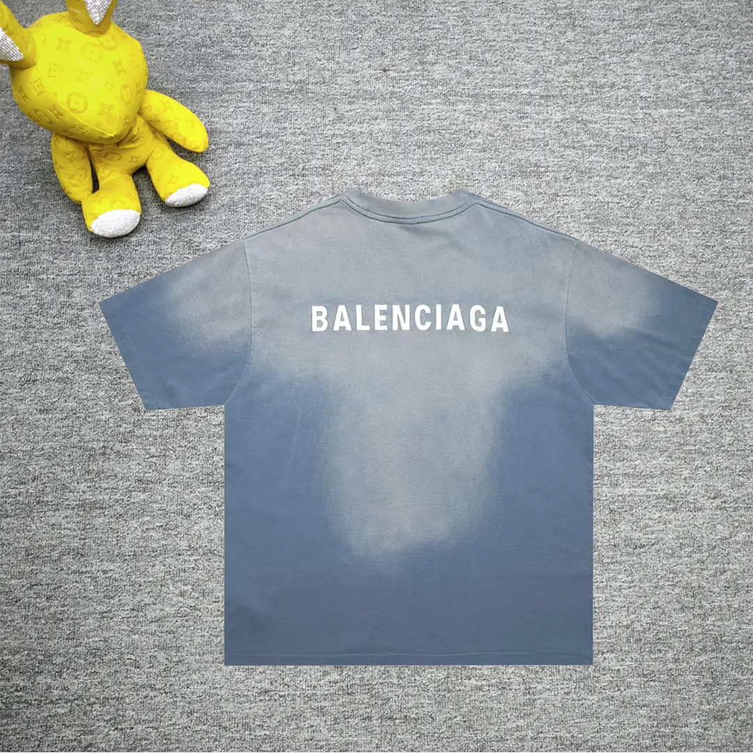 Top tested version - BALENCIAGA - Paris' new gradient color series. Short-sleeved T-shirt with embroidered letter logo on the front and back. Exclusive logo letter pattern on the front and back. Heavy craftsmanship. Simple but not simple. Original development of custom-woven fabric. Special weight 280g. Washing process. Sprayed horse process. Not easy to deform. Soft texture. Full of thickness. Highly restored. Imported Tajima machine heavy industry high-density embroidery on the chest. Fine embroidery. Three-dimensional effect. Clear lines. No rough edges. Ultra-high craftsmanship embroidery, very high fullness, obvious concave and convex texture, OS dropped shoulders, loose version, same style for men and women, color: blue, size: XS--L P:280