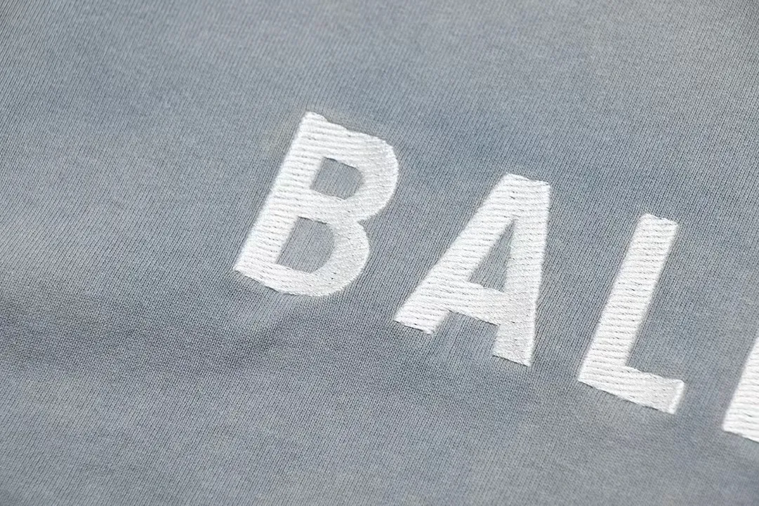 Top tested version - BALENCIAGA - Paris' new gradient color series. Short-sleeved T-shirt with embroidered letter logo on the front and back. Exclusive logo letter pattern on the front and back. Heavy craftsmanship. Simple but not simple. Original development of custom-woven fabric. Special weight 280g. Washing process. Sprayed horse process. Not easy to deform. Soft texture. Full of thickness. Highly restored. Imported Tajima machine heavy industry high-density embroidery on the chest. Fine embroidery. Three-dimensional effect. Clear lines. No rough edges. Ultra-high craftsmanship embroidery, very high fullness, obvious concave and convex texture, OS dropped shoulders, loose version, same style for men and women, color: blue, size: XS--L P:280