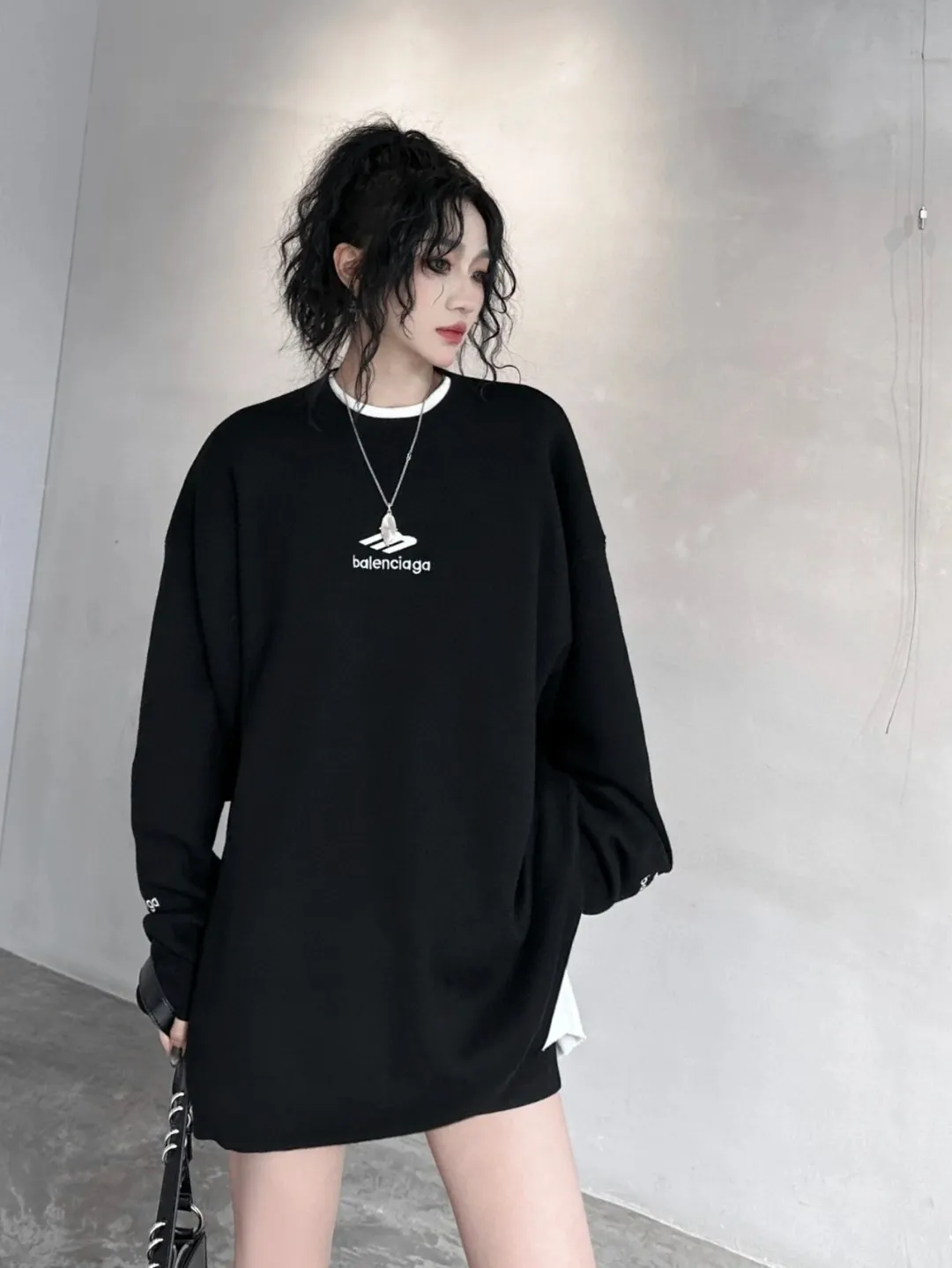 🎀Hot model pictures🎀Top version of Balenciaga FW24 SKIWEAR series LOGO embroidered round neck pullover long-sleeved sweater, loose fit, same style for men and women. The god of simplicity in Paris, a volume sought after by many stars. Lisa’s favorite basic short-sleeved Paris style, which has a very high appearance rate. Wear alone, paired with jeans, shorts, and sweatpants, it's a versatile style. Xiaohongshu, a hot item on INS, a must-have for Paris fans.  Using Tajima embroidery technology imported from Japan, the printing looks very three-dimensional and full, with no threads. Regardless of the size, the front and back letters can be expressed perfectly! The fabric is made of 460g pure cotton combed terry fabric!  A complete set of customized tags, collar tags, washed, plastic bags, and most importantly, a complete set of bags, tag codes, and codes are all authentic.  Color: Black White Size: SML P:370