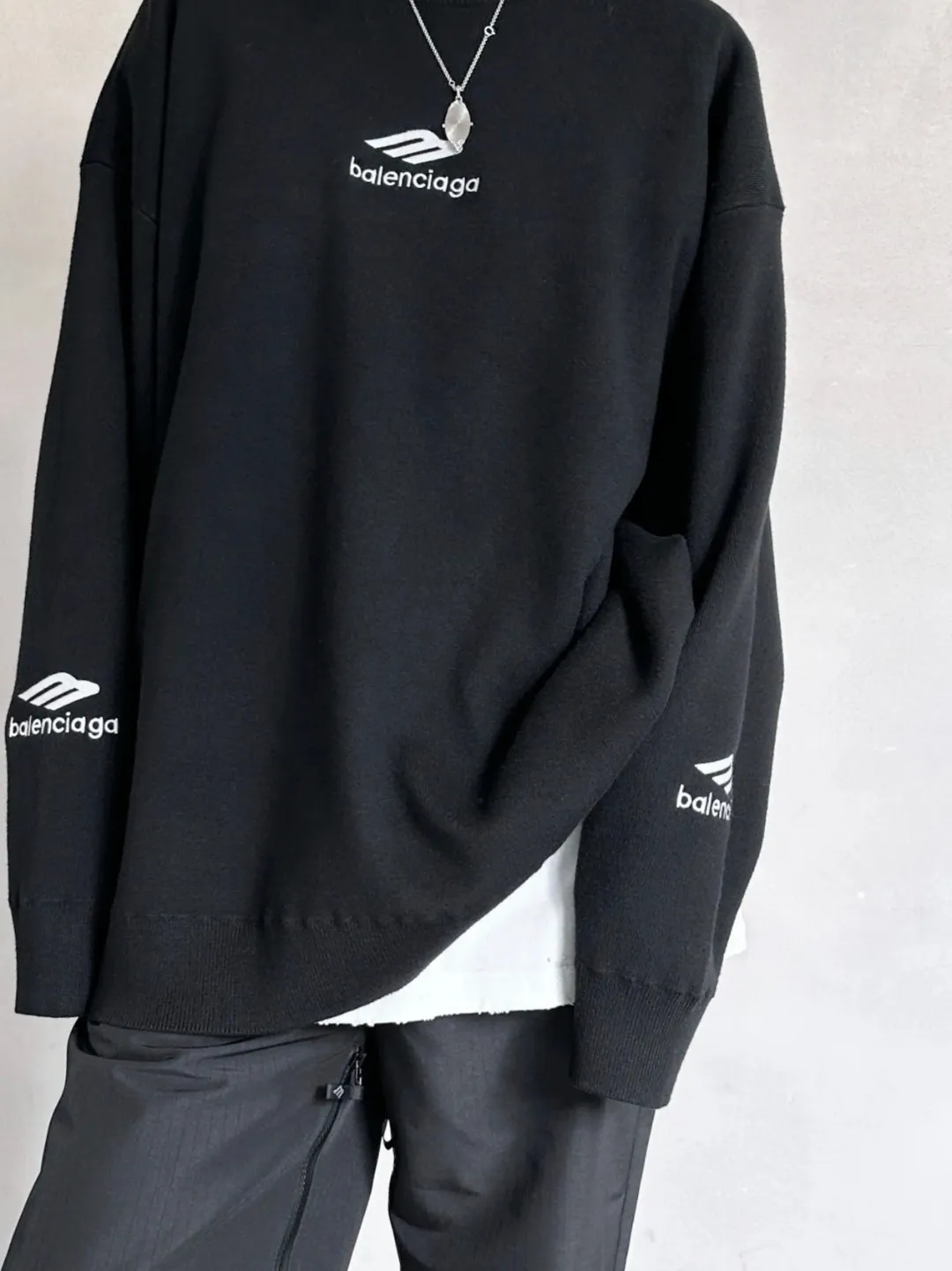 🎀Hot model pictures🎀Top version of Balenciaga FW24 SKIWEAR series LOGO embroidered round neck pullover long-sleeved sweater, loose fit, same style for men and women. The god of simplicity in Paris, a volume sought after by many stars. Lisa’s favorite basic short-sleeved Paris style, which has a very high appearance rate. Wear alone, paired with jeans, shorts, and sweatpants, it's a versatile style. Xiaohongshu, a hot item on INS, a must-have for Paris fans.  Using Tajima embroidery technology imported from Japan, the printing looks very three-dimensional and full, with no threads. Regardless of the size, the front and back letters can be expressed perfectly! The fabric is made of 460g pure cotton combed terry fabric!  A complete set of customized tags, collar tags, washed, plastic bags, and most importantly, a complete set of bags, tag codes, and codes are all authentic.  Color: Black White Size: SML P:370