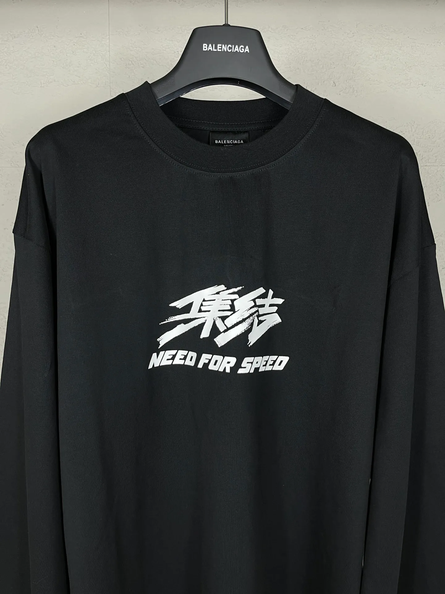 🅿️220 real photos [Top version. Official website quality] BALENCI*GA/Paris. SS24 new Balenciaga/Need for Speed: assembled cooperation series. Front and rear direct-injection printed long-sleeved T-shirts. Brick cabinet synchronization. Genuine product development at the first time, happy to print and compare! The fabric is made of Paris ZP custom-woven and dyed cotton double yarn. Weighing 260 grams, the cloth surface is clean. The cloth pattern is clear, soft and comfortable. The threads are dyed with no color difference. The printing is made of environmentally friendly imported materials with direct inkjet printing. The pattern letters are clear and the effect is three-dimensional. The version adopts OS loose shoulder style. Same style for men and women. Coding: BL225052 Color: black, white Size: XS S M L