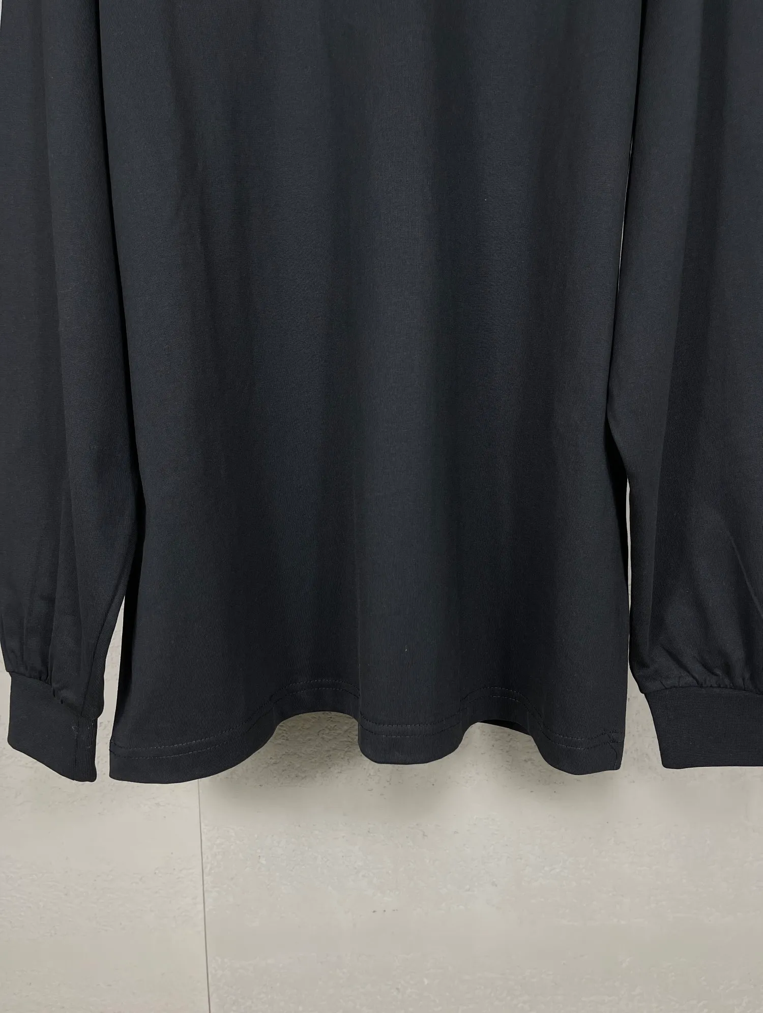 🅿️220 real photos [Top version. Official website quality] BALENCI*GA/Paris. SS24 new Balenciaga/Need for Speed: assembled cooperation series. Front and rear direct-injection printed long-sleeved T-shirts. Brick cabinet synchronization. Genuine product development at the first time, happy to print and compare! The fabric is made of Paris ZP custom-woven and dyed cotton double yarn. Weighing 260 grams, the cloth surface is clean. The cloth pattern is clear, soft and comfortable. The threads are dyed with no color difference. The printing is made of environmentally friendly imported materials with direct inkjet printing. The pattern letters are clear and the effect is three-dimensional. The version adopts OS loose shoulder style. Same style for men and women. Coding: BL225052 Color: black, white Size: XS S M L