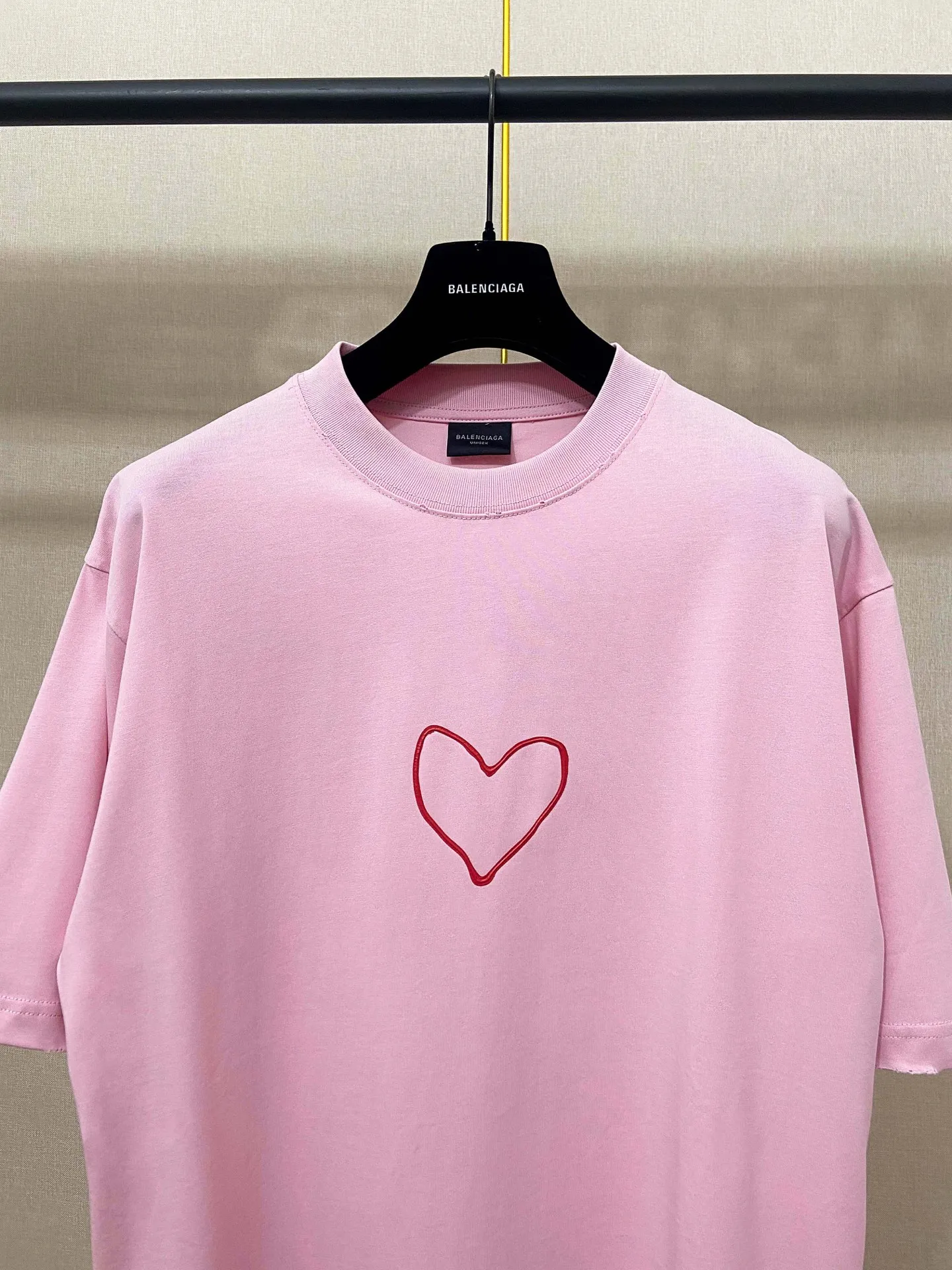 🅿️180 9159# Actual photo top version [[BALENCIA*GA] official website quality Paris's new Chinese Valentine's Day limited love LOGO printed short-sleeved T-shirt OS version Loose dropped shoulders Unisex style Fabric: 280g 100% cotton double yarn (three washing processes) Process: front and back printing Garment wash Frayed Distressed Shaping Solid Color Color: Black Pink Size: XS S M L