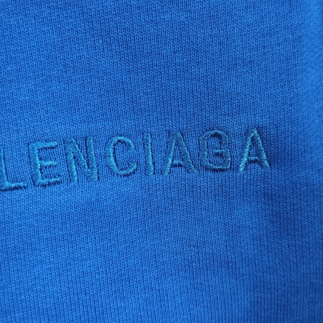 Additional details - Spring and Autumn top-notch proven version of Balenciaga BALENCIAGA The Simpsons cartoon pattern burst pattern pure cotton loose loose hooded sweatshirt for men and women couples. The process uses Kangli printing cracking effect. The front panel printing glue bursting effect uses imported transparent slurry to scrape the bottom to make the printing bursting feel uniform. (PS: If this process is missing, the printing will easily fall off in large areas after cracking.) The embroidery at the hem uses a Tajima embroidery machine imported from Japan, which makes the size and spacing of the letters even, and the hollows of the letters will not be filled. Precise craftsmanship, full of details. The fabric is made of 520g crystal composite fleece cotton, brand new, washed, and labeled. Genuine products are consistent and synchronized, and coded authentic products are consistent and synchronized. Top tested version, accurate and flawless.  Color: White Blue Black Size: XS-L P:520