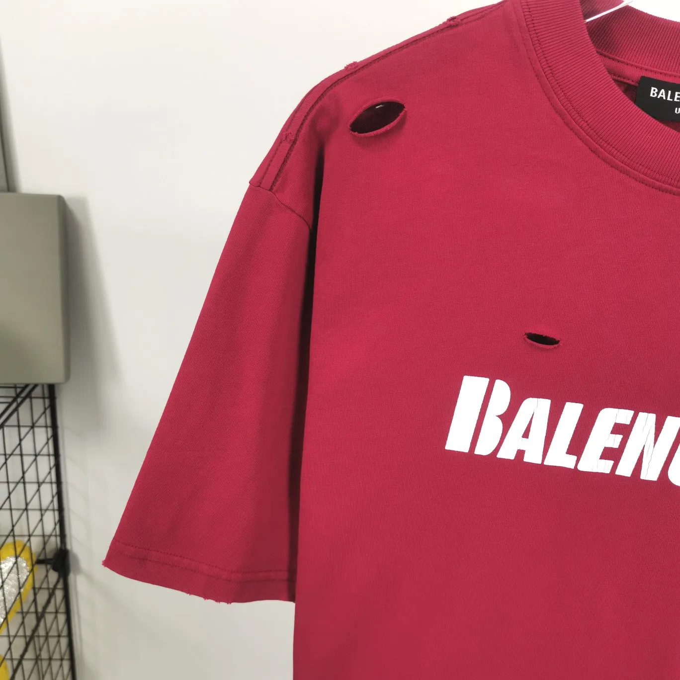 The top tested version of Balenciaga/BALENCIAGA chest crack print logo basic hole washed burst pattern male and female couple star same style pure cotton short-sleeved T-shirt custom-woven and dyed fabric, guaranteed to have no color difference with the genuine product, the collar thread is also dyed in the same vat. The holes on the neckline are manually rubbed, and the holes on the chest, front and back are all laser holes to ensure that the holes will not deform or wrinkle.  Made of 280g 24-count combed tightly siro-spun plain fabric, the front panel is printed with a glue-pulling effect, and imported transparent slurry is used to scrape the bottom to make the printing cracks feel even.  Color: Gray Red Blue Black White Size: XS-L P:260