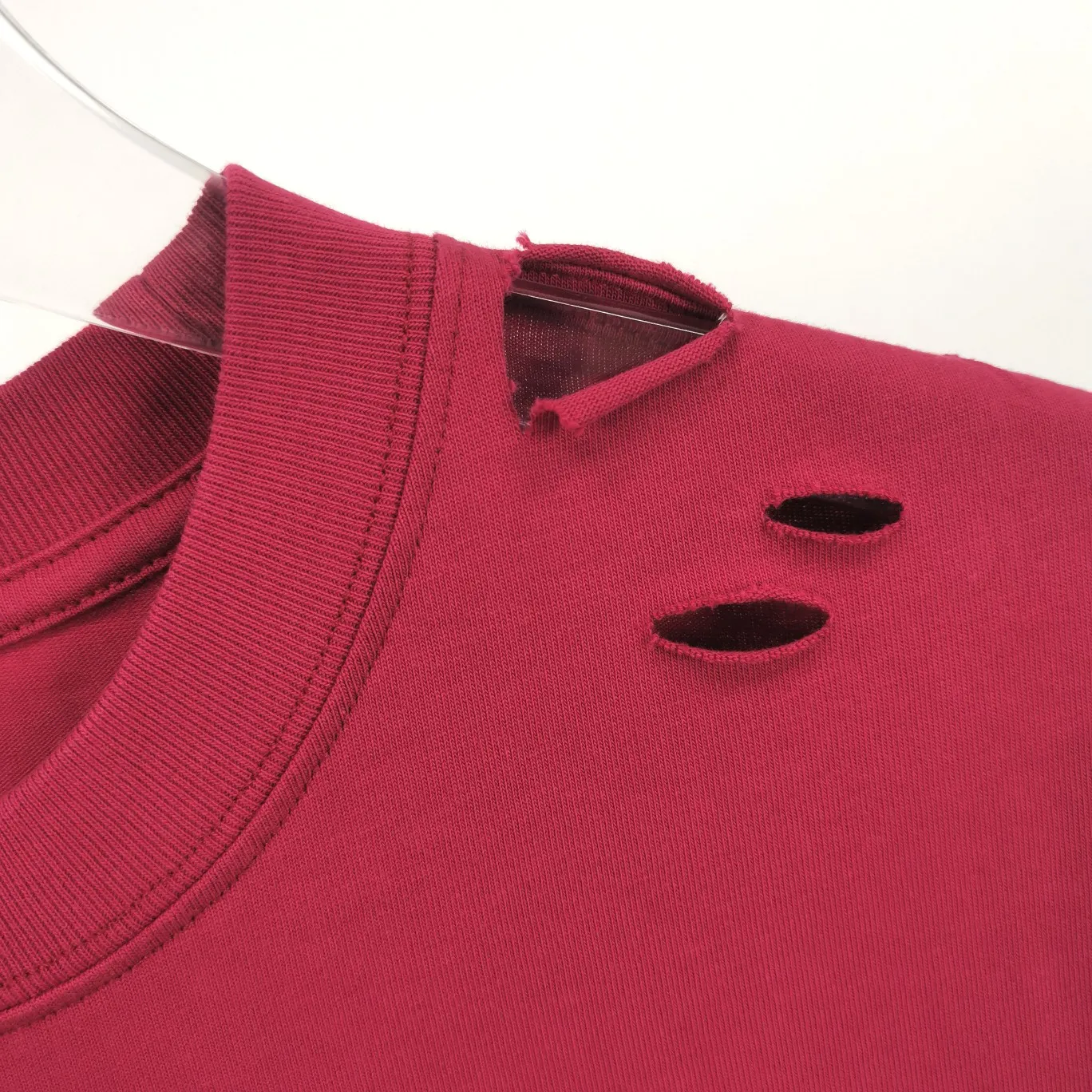 The top tested version of Balenciaga/BALENCIAGA chest crack print logo basic hole washed burst pattern male and female couple star same style pure cotton short-sleeved T-shirt custom-woven and dyed fabric, guaranteed to have no color difference with the genuine product, the collar thread is also dyed in the same vat. The holes on the neckline are manually rubbed, and the holes on the chest, front and back are all laser holes to ensure that the holes will not deform or wrinkle.  Made of 280g 24-count combed tightly siro-spun plain fabric, the front panel is printed with a glue-pulling effect, and imported transparent slurry is used to scrape the bottom to make the printing cracks feel even.  Color: Gray Red Blue Black White Size: XS-L P:260