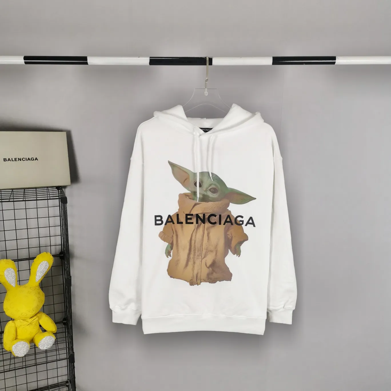 Top tested version BALENCIAGA Balenciaga The Mandalorian Baby Yoda pure cotton loose and breathable autumn and winter pure cotton hoodie sweatshirt for male and female couples Grogu, a character in the "Star Wars" series of film and television dramas, appeared in the American drama "The Mandalorian". Grogu and Yoda are of the same race. Although he is still in the toddler stage, he is born with powerful force. This model is really explosive. The front piece is printed with Kornit digital direct printing. The color painting has an even transition of shades and a strong image. 3D restores the real texture of characters! The fabric is made of 480g imported knitted combed terry. The fabric is very silky, loose and drapey. Color: Black White Size: XS-L P:490