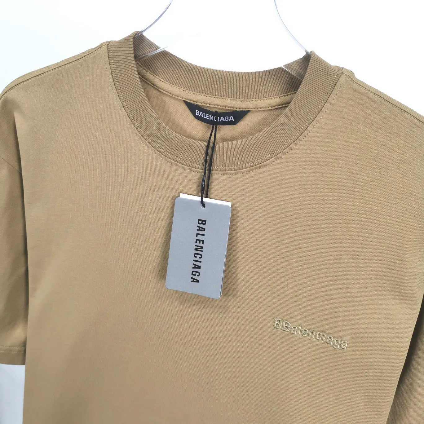 Top tested version BALENCIAGA basic embroidery logo pure cotton loose-fitting trendy brand short-sleeve for men and women. Fabric: 32S 280g super heavy fabric, ready-to-wear washable, soft and comfortable to the touch. Printing: Using Japanese Tajima embroidery technology, the embroidery is accurate, the printing is meticulous and full, and there is no thread skipping. Accessories: Customized full set of BLCG accessories Color: Fluorescent green black gray dark khaki white Size: XS-L P:240