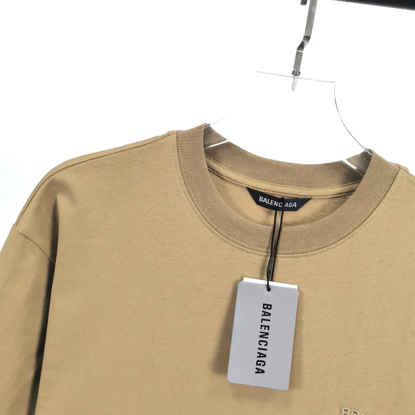 Top tested version BALENCIAGA basic embroidery logo pure cotton loose-fitting trendy brand short-sleeve for men and women. Fabric: 32S 280g super heavy fabric, ready-to-wear washable, soft and comfortable to the touch. Printing: Using Japanese Tajima embroidery technology, the embroidery is accurate, the printing is meticulous and full, and there is no thread skipping. Accessories: Customized full set of BLCG accessories Color: Fluorescent green black gray dark khaki white Size: XS-L P:240