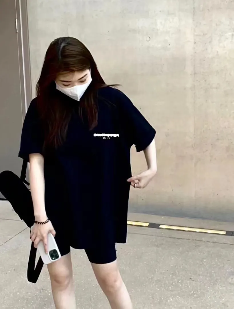 ♻️💯Upper body reference model picture❤️BALENCIAGA Balenciaga's new tape letter printing male and female couple stars the same style pure cotton loose short-sleeved T-shirt The front and rear platens are hand-printed, precision mesh is used to make the stencil, imported environmentally friendly slurry is scraped, and the letters are clearly restored. The spacing between letters is all the same as the original version. The font size is consistent with the original version. The comparison code number ratio is increased and enlarged. The letters are strictly aligned to highly restore the spacing ratio and three-dimensional sense. The printing has no burrs. Basically, the color difference is minimized to be infinitely close. The printing has transparent bottom lines and no burrs. The yarn is made of Made of 18SJC and imported oil-proof treated thread, there will be no oil stains. The car is imported from Silver Sword with a knife, which does not eat the cloth or leave any cloth. The sewing machine needle uses a No. 9 round-head needle, which does not puncture or break the fibers of the fabric. The density of the thread is 3CM/14 needles, which is tight and not loose or sparse. The double-layer stitching of the back collar is firm and tight. The double chain of the shoulder is routed. The hem is tightened tightly. The fabric is full of drape and consistent with the pattern. The fabric is made of 280g double-ply double-yarn plain cotton fabric, which has full drape and smooth hand feel. Complete color matching from custom dyeing to craftsmanship, customized accessories with three standards Size: XS-L Color: Dark heather gray white black navy blue P:250