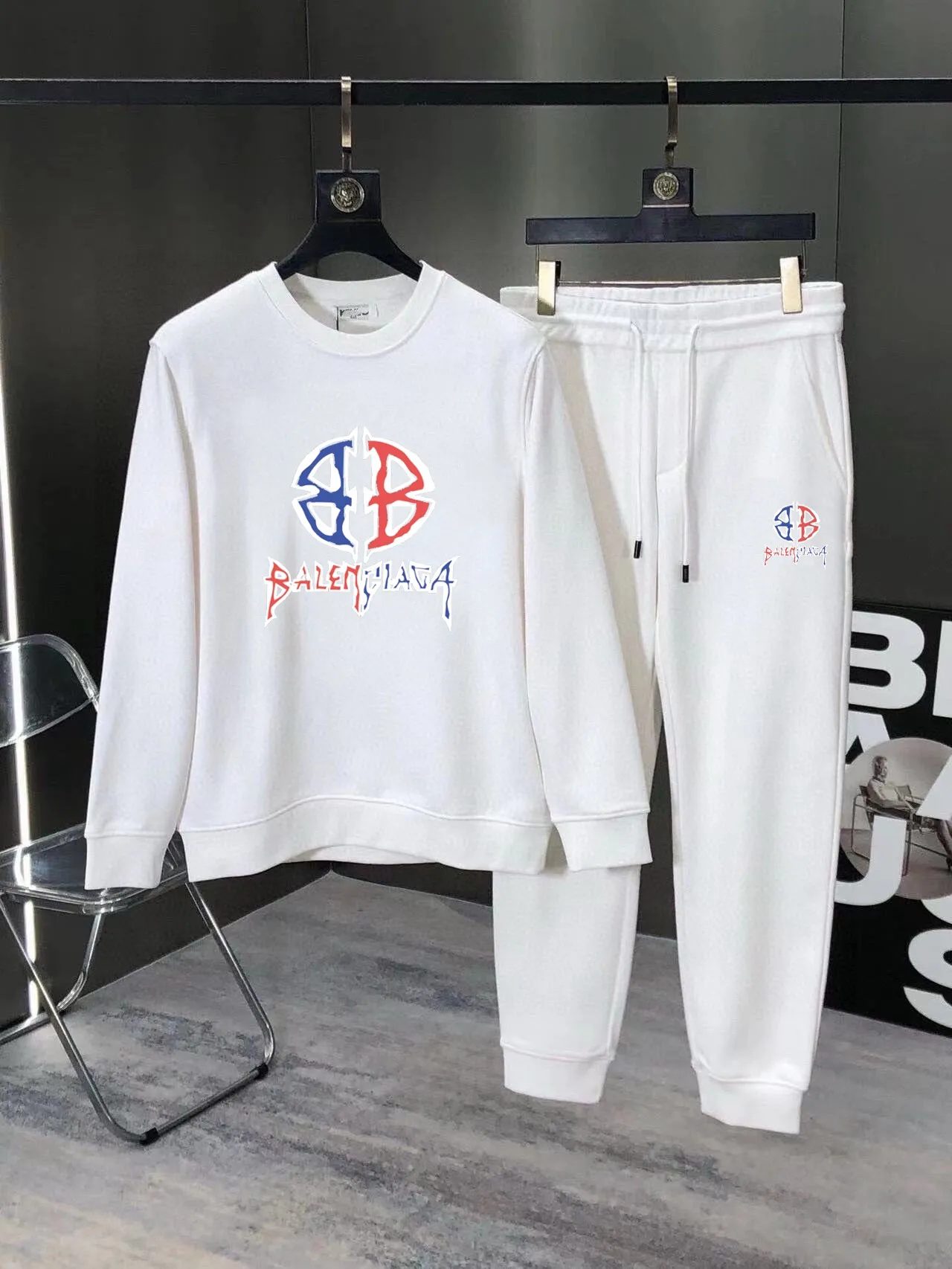🅿️380 [BALENCIAGA] (Gospel for Fatty) hot-selling suit is coming. Focus on the original version of the official website. 2025 new hot-selling sweatshirt suit. The original order is the best. 🇭🇰The meticulous work of top designers. It has a fitting and perfect upper body effect. 100% natural high-quality Roman cotton, close-fitting comfort, noble and elegant! Original hardware embodies elegance and nobility! Counter size: M-5XL (maximum wear up to 220 pounds)