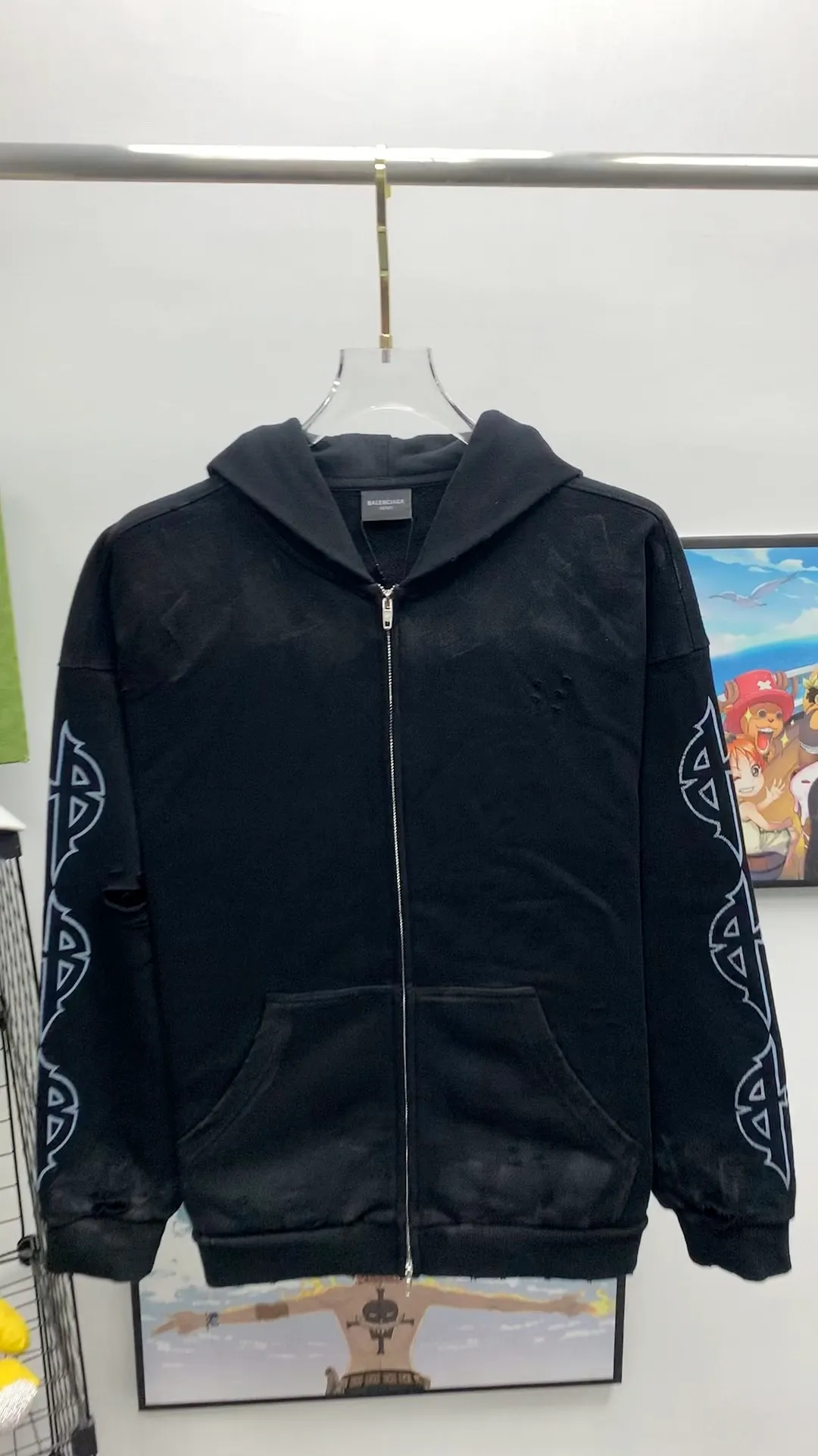 Frontal real shot video————The top tested version BALENCIAGA Tower Paris Night Balenciaga old dirty hole washed hooded zipper hoodie sweatshirt YB1.3W purchase ➕ price 10K purchase original directional development! 460g double-ply double-yarn terry fabric, the garment weight is as high as 1.2kg! The back printing adopts Kornit digital direct printing process, and the shipment is extremely slow! Especially the Yunmu color on the tower is very delicate and grainy! The overall bursting letters are very evenly distressed and have a full sense of distress! The whole body was severely damaged, all randomly worn by hand! Very time consuming! The whole piece of clothing went through three washes. The fabric was first pre-shrunk, and then washed with distressing water to wash out the color on the printed surface to give it a distressed look. After washing with water for the second time, do the dirty coating. The staining is also a manual process, and each position of the coating must be brushed more than 3 times before! The key point is the coating on the back. It is a process that really makes people vomit blood. It has to be brushed back and forth, more than 20 times, to evenly apply the coating! It can be said that it will never be seen alive. After the coating is completed, the garments will be sprayed and then washed with wax! After washing with the wax, the fabric feels smooth and won't have that harsh, rough feel! This is also a key craft! If this step is missing, it won’t be visible on the screen, but it will be very uncomfortable and the skin texture will be very poor!  The workmanship is troublesome, and it normally takes 15 days for orders to be returned! Look at this construction period and this price, do you think it’s worth it?  Size: XS-L Color: Active Black P:490