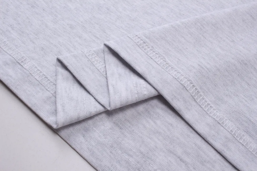 🅿️174 Detailed pictures [Top version. Official website quality] BALENCI*GA/Paris #2024 new model, the latest LOGO design on the chest. Mirror reverse printing The whole garment is made of Y-plate, and the garment is made with the bottom as the reverse side to make the outfit. #2024 Spring and Summer Brick Cabinet Synchronization Welcome to compare. The fabric is made of Paris ZP custom-woven and dyed cotton double yarn, with a weight of 260 grams. The cloth surface is clean. The cloth pattern is clear, soft and comfortable. The threads are dyed with no color difference. The classic letter LOGO is printed with imported environmentally friendly glue. The letters are clear and the effect is three-dimensional. Restore the brick cabinet, adopt OS loose shoulder style. Same style for men and women. Code: BL223352 Color: black. Light gray Size: XS to L