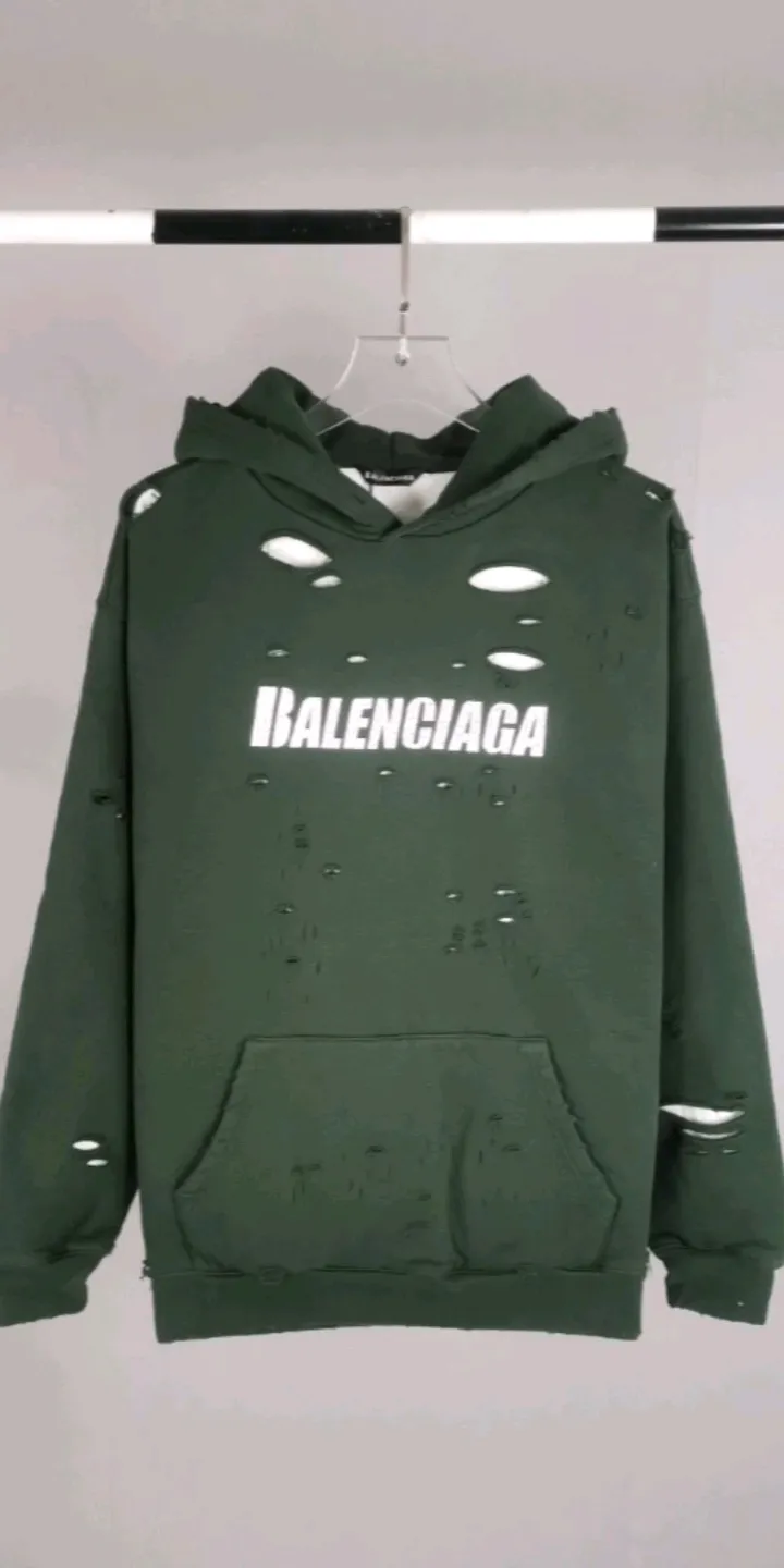 Real shot of the video - the top tested version of BALENCIAGA Balenciaga basic cracked sweatshirts and hoodies for male and female couples stars. It can be said to be the hottest item among the hottest items. It has become popular on major self-media e-commerce platforms such as Xiaohongshu and Dewu. Heavy industrial craftsmanship tests the skills of lathes and printing techniques. Huge cost! Fabric: The outer fabric is made of 460g pure cotton fish scale terry fabric + the inner liner is 260g combed cotton. The weight of the ready-made garment exceeds 1kg, which can ❗️100%❗️ restore the drape of zp. The cost of fabric is over one hundred yuan. Washing process: After making the garment, the holes are polished by hand, and then washed to make it look old. The process is extremely complicated! There are more than 200 holes in the entire dress. The collar, cuffs, and hem are torn by hand (with pliers) rather than frayed. This is a more important detail.  Thread: dyed in the same vat with no color difference. Printing: made of special cracked material to achieve the ultimate in breathability and aesthetics! Just like the patterns on a turtle’s back, each one is different!  Accessories: Complete set of customized accessories + Sydney paper Size: XS-L (maximum wear: 230 catties) Color: blue black white purple red cyan P: 570