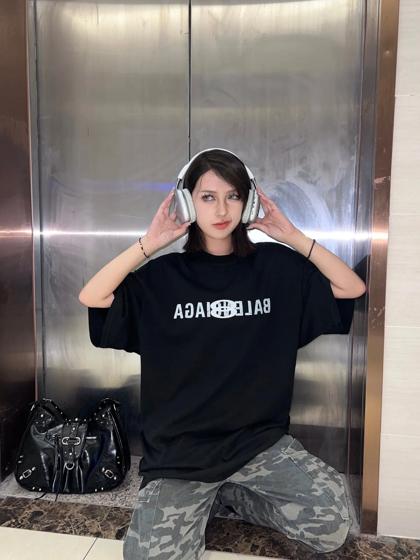 🎀Hot model pictures🎀 Top tested version BALENCIAGA/Balenciaga 2024 SS mirrored double-loop LOGO classic letter embroidered short-sleeved T-shirt ✅No.1 quality in this market Real ceiling quality ✅All original development drawings pay attention to details to avoid mixed use of stolen pictures by merchants ✅Correct 260g custom-woven and dyed double yarn fabric, soft, breathable and comfortable ✅Imported Tajima embroidery machine with 150,000 needles, the embroidery effect is full, three-dimensional and clear without burrs. ✅Custom-dyed threads, no color difference, no deformation, overweight craftsmanship, different market currency. Let me explain why mine is a little more expensive than others, 1. It seems to be a simple printing or embroidery, but it is not simple at all. 10000% imported machine restoration. Not just lip service. Welcome to compare with peers. 2. Each model is produced by the company. The details of the workmanship and fabrics are consistent with the original ones. There is no color difference with the counter. Replica is not terrible. Whoever fakes it will be embarrassed. It’s not shameful to make a replica, it’s shameful if you can’t buy the correct version if you make a replica. 3. Note that the threaded collars are all original collars of certain countries and regions, with high wrapping. The width of the neckline and cabinets are accurate to the millimeter. Thick necklines are not easy to deform. The collars of high-end products are all restored cabinets. They are different from the big collars in the world. Ordinary garbage short-sleeves are printed with a print. The clavicle of the upper body is exposed. Please be patient. Customers who have bought genuine products or have seen genuine products will come back to place orders again. This is quality. This is quality. 4. Different styles of washed wheat main wheat, including imported wheat, have different colors and codes. Really restore the counter. As we all know, Balenciaga has different English or different colors on the collar labels of each quarter. This distinguishes the fast food products with the same common main wheat washed wheat. 5. Pay attention to the workmanship. The stitching at the neckline has no folds, smooth and natural without overlapping lines, and truly restores this. This is something that many people cannot do. 6. The fabric is made of 260g Paris-specific double yarn. No one can make better fabrics than my family. There's really no way to compare it with the ordinary version on the market. Respect it. It's genuine and costs thousands of dollars anyway. Don't buy street stalls. Quality 7. The workmanship is fully restored. The packaging is fully restored. The cost is huge. 8. I guarantee here that this is the highest quality you can find. Size: S--XL Color: Black White P: 260