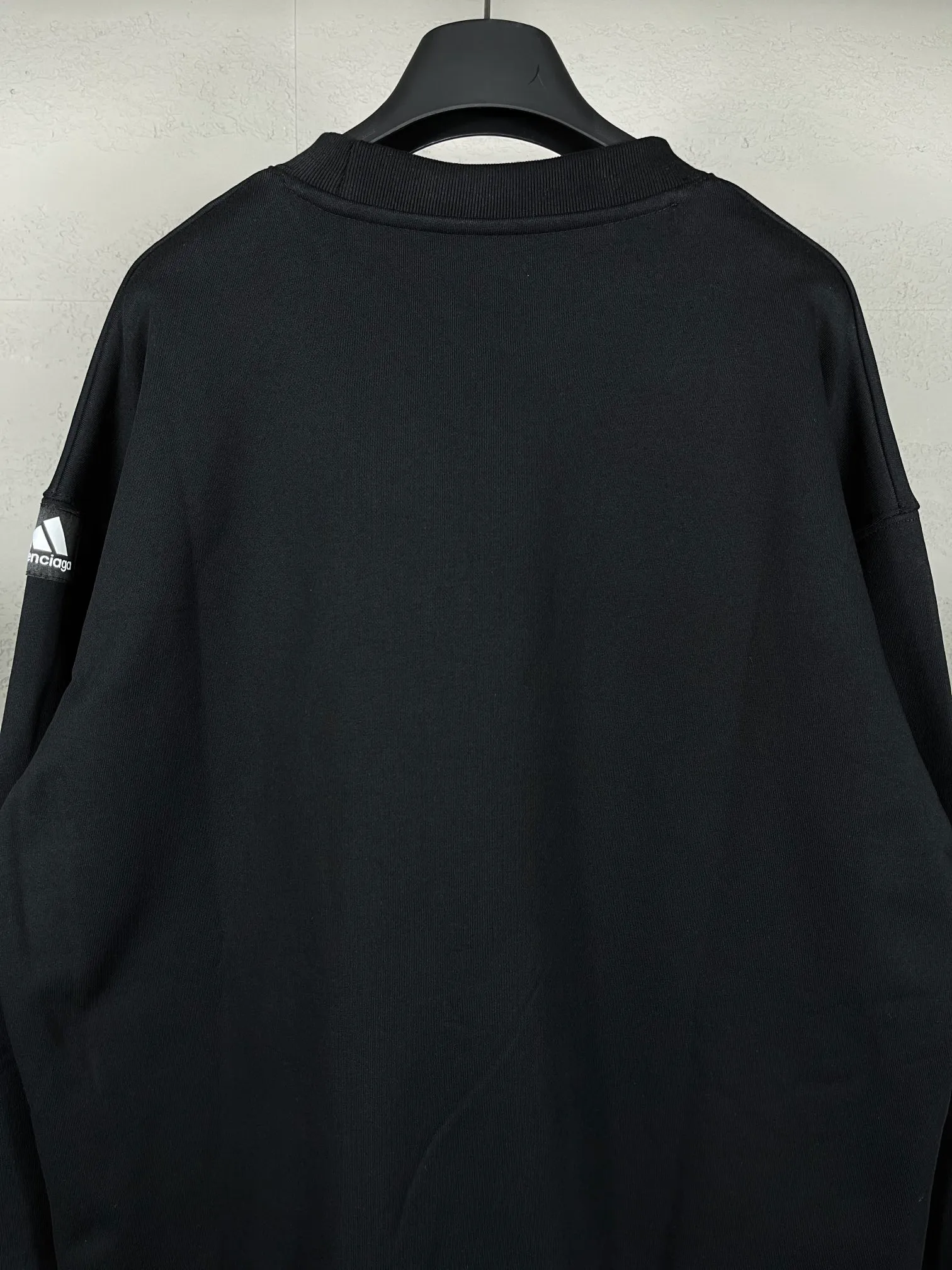 🅿️260 real photos [Top version. Official website quality] BALENCI*GA/Paris co-branded Adidas classic LOGO combination embroidered round neck sweatshirt on the front. The fabric of the brick cabinet synchronization is made of Paris ZP custom-woven and dyed cotton sweatshirt, with a weight of 450 grams. The cloth surface is clean. The cloth pattern is clear, soft and comfortable. It has good color fastness and is not easy to change color. The threads are dyed with no color difference. The classic letter LOGO embroidery is embroidered using imported Tajima embroidery machine. The lines are clear and the effect is three-dimensional. Restored brick cabinets. The version adopts OS loose shoulder design. Same style for men and women. Code: BL235569 Color: white, black Size: XS S M L