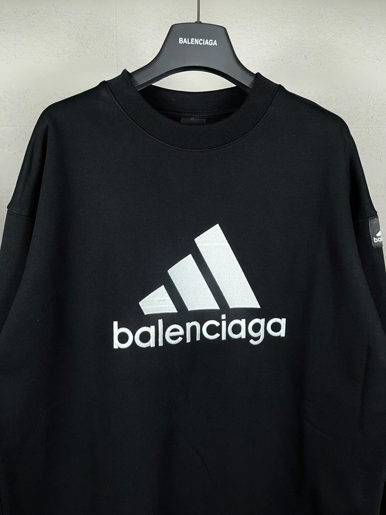 🅿️260 real photos [Top version. Official website quality] BALENCI*GA/Paris co-branded Adidas classic LOGO combination embroidered round neck sweatshirt on the front. The fabric of the brick cabinet synchronization is made of Paris ZP custom-woven and dyed cotton sweatshirt, with a weight of 450 grams. The cloth surface is clean. The cloth pattern is clear, soft and comfortable. It has good color fastness and is not easy to change color. The threads are dyed with no color difference. The classic letter LOGO embroidery is embroidered using imported Tajima embroidery machine. The lines are clear and the effect is three-dimensional. Restored brick cabinets. The version adopts OS loose shoulder design. Same style for men and women. Code: BL235569 Color: white, black Size: XS S M L