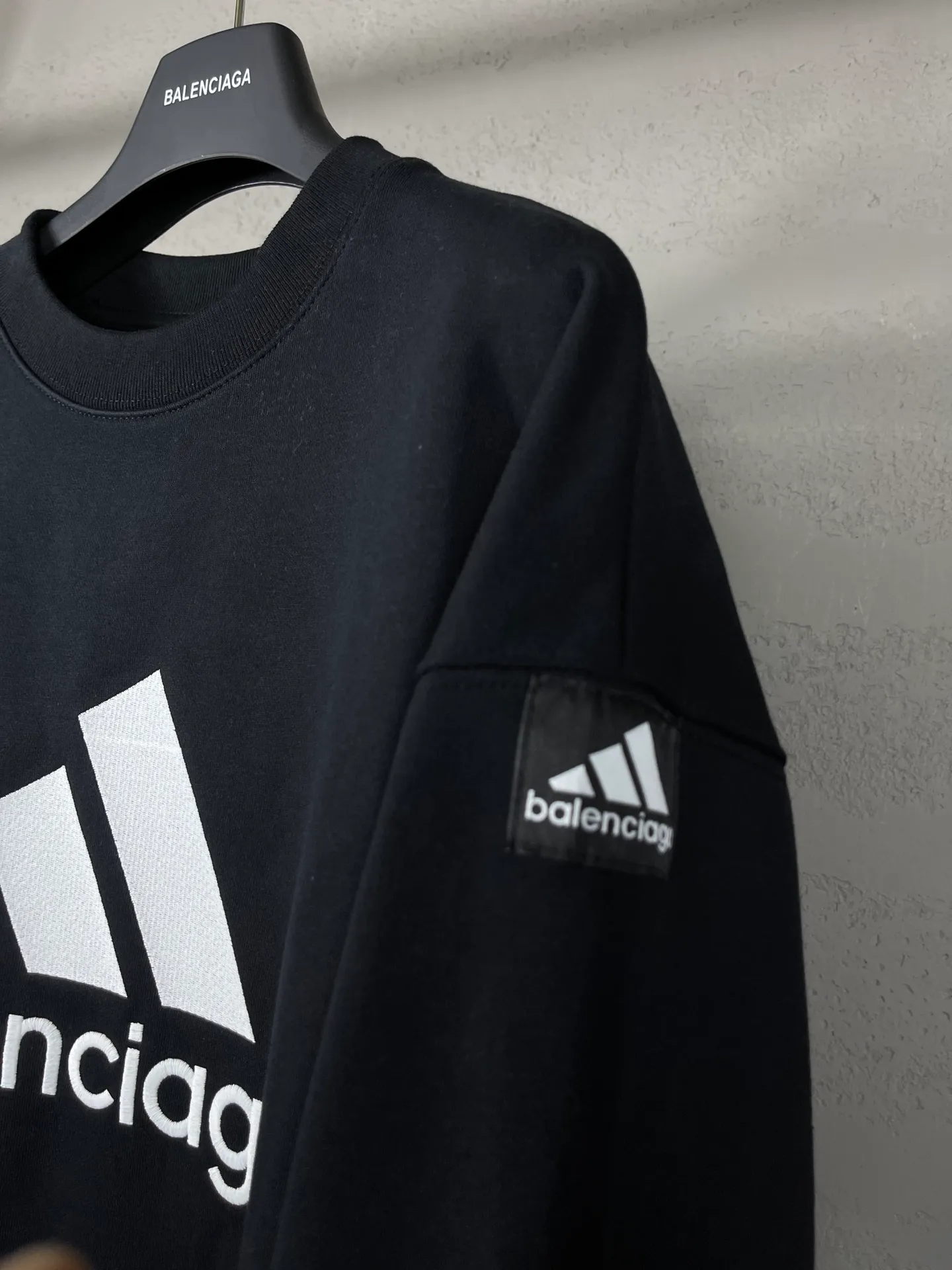 🅿️260 real photos [Top version. Official website quality] BALENCI*GA/Paris co-branded Adidas classic LOGO combination embroidered round neck sweatshirt on the front. The fabric of the brick cabinet synchronization is made of Paris ZP custom-woven and dyed cotton sweatshirt, with a weight of 450 grams. The cloth surface is clean. The cloth pattern is clear, soft and comfortable. It has good color fastness and is not easy to change color. The threads are dyed with no color difference. The classic letter LOGO embroidery is embroidered using imported Tajima embroidery machine. The lines are clear and the effect is three-dimensional. Restored brick cabinets. The version adopts OS loose shoulder design. Same style for men and women. Code: BL235569 Color: white, black Size: XS S M L