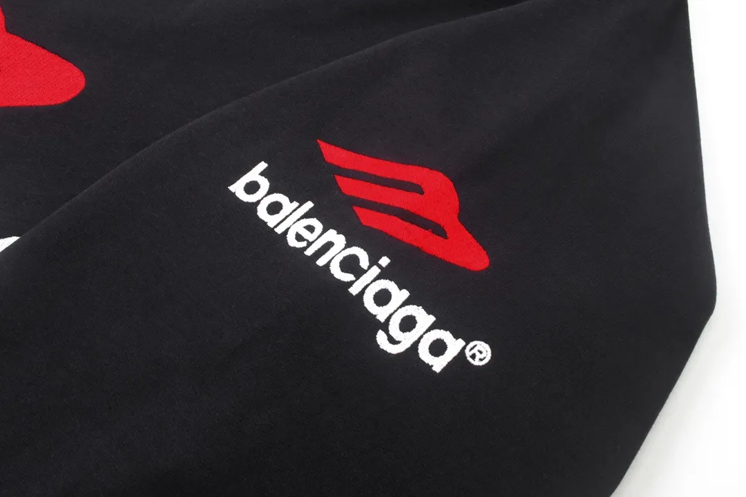 🅿️270 detailed pictures [Top version. Official website quality] BALENCI*GA/Paris BALENCI*GA#2024 latest model, round neck sweatshirt with large letter LOGO icon embroidery. Brick cabinet synchronization. Develop and develop genuine products at the first time. Embroidery. All colors are on the same board. Welcome to compare! The fabric is made of Paris ZP custom-woven and dyed cotton double-yarn large parka. The weight is 450 grams. The cloth surface is clean. The cloth pattern is clear. It is soft and comfortable. It has good color fastness and is not easy to change color. The threads are woven and dyed with no color difference. The embroidery is done using an imported Tajima embroidery machine, with a three-dimensional effect and clear lines. There are no burrs and miscellaneous threads, and the embroidery is of ultra-high craftsmanship. The version adopts OS loose shoulder design. Same style for men and women. Code: BL235571 Color: dark blue gray, white Size: XS S M L