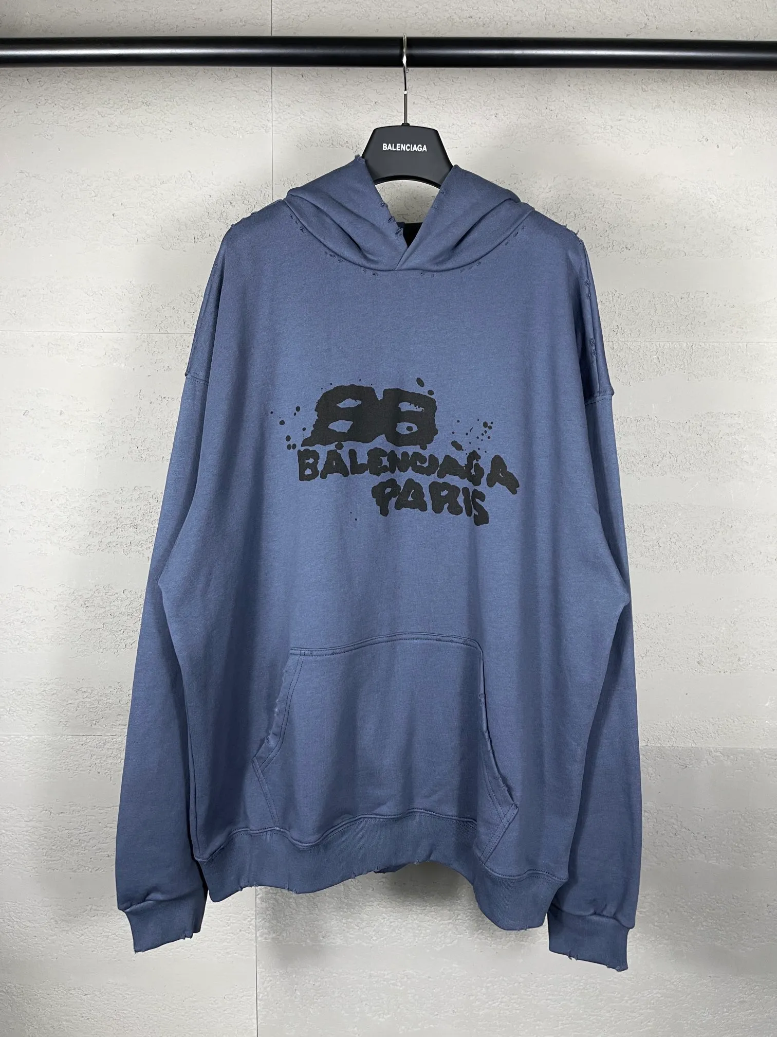 🅿️300 real photos [Top version. Official website quality] BALENCI*GA/Paris BALENCI*GA#BB hand-painted graffiti long-sleeved hooded sweatshirt. 2023 autumn and winter new products. Brick cabinet synchronization. The fabric is made of Paris ZP custom-woven and dyed cotton double yarn David sweater. The weight is 450 grams, the cloth surface is clean. The cloth texture is clear. Soft and comfortable. Good color fastness. Not easy to change color. The threads are woven and dyed with no color difference. The printing uses a round machine hand-painted effect. No burrs. The color follows the original board. The whole piece of clothing is hand-made and worn. The brick cabinet is restored. The version adopts the OS loose shoulder style. Same style for men and women. Coding: BL238018 Color: black, white, gray blue, pink Size: XS S M L