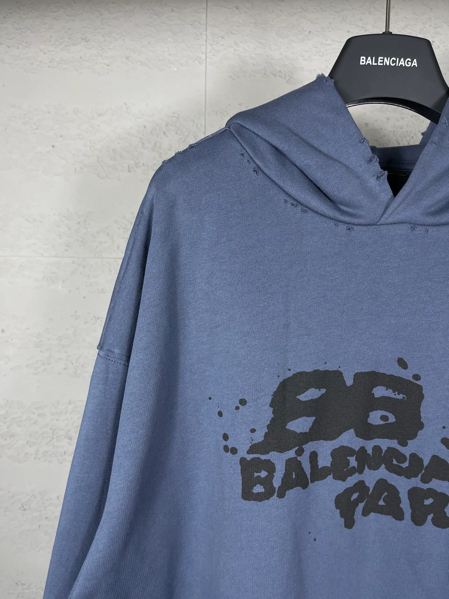 🅿️300 real photos [Top version. Official website quality] BALENCI*GA/Paris BALENCI*GA#BB hand-painted graffiti long-sleeved hooded sweatshirt. 2023 autumn and winter new products. Brick cabinet synchronization. The fabric is made of Paris ZP custom-woven and dyed cotton double yarn David sweater. The weight is 450 grams, the cloth surface is clean. The cloth texture is clear. Soft and comfortable. Good color fastness. Not easy to change color. The threads are woven and dyed with no color difference. The printing uses a round machine hand-painted effect. No burrs. The color follows the original board. The whole piece of clothing is hand-made and worn. The brick cabinet is restored. The version adopts the OS loose shoulder style. Same style for men and women. Coding: BL238018 Color: black, white, gray blue, pink Size: XS S M L