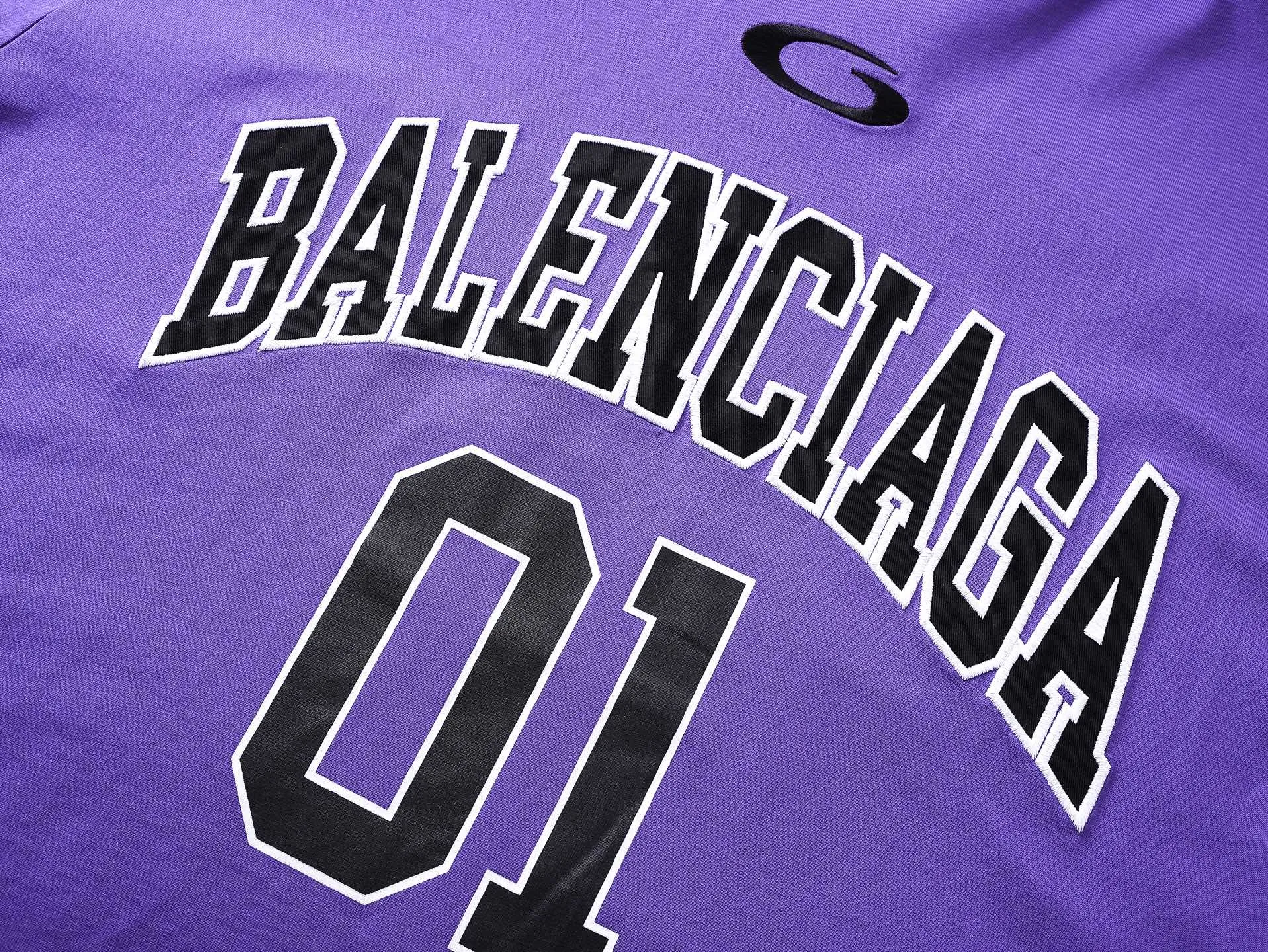 🅿️280 BALENCI*GA latest basketball jersey embroidered printed long-sleeved T-shirt. The front embroidery is embroidered and printed with Tajima computer embroidery machine, the lower left corner is embroidered and printed, and the back piece is printed. The letters are clear. The effect is three-dimensional. Exclusively pattern-woven and dyed 280g fabric. Threads are dyed in the same cylinder with zero color difference. The version adopts OS loose off-shoulder version. Welcome to compare. Same style for men and women -Color: black white purple Cailan -SIZE: Xs S M L Style No. 8536#