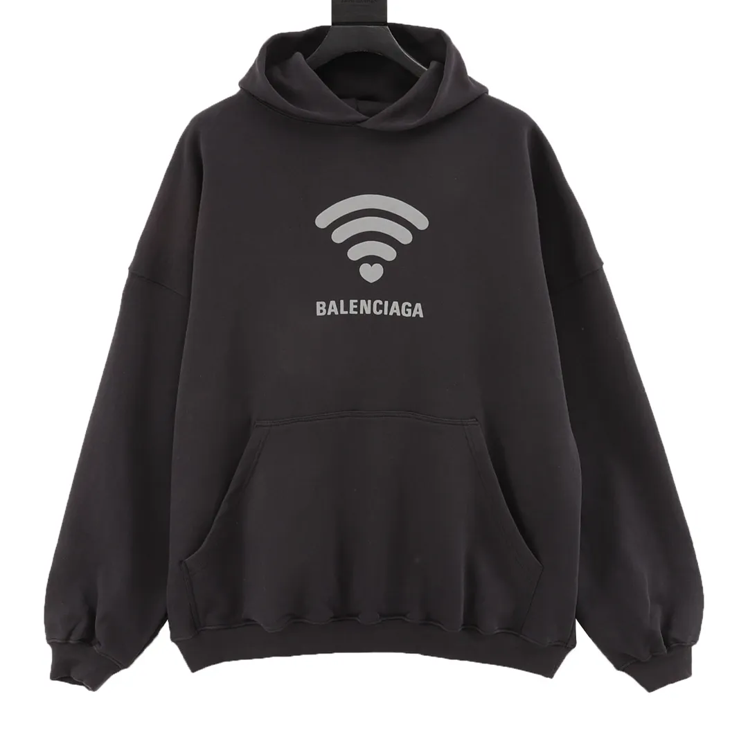 🅿️580 Balenciaga/Balenciaga Wireless Letter Printed Round Neck Sweatshirt Made of 26-count combed cotton + 10-count 100% cotton, with a weight of 480G. The fabric is made of high-quality domestic Xinjiang cotton yarn. Xinjiang cotton is recognized as a superior material among domestic cotton. The fabric is woven using the internationally recognized Fukuhara knitting machine. The fabric has clear texture, good resilience, strong wrinkle resistance, good abrasion resistance and breathability. It is close to the skin, not easy to loosen and has a long-lasting wide effect. The fabric has good gloss, strength and wear resistance, small shrinkage and a good skeleton feel. The pure cotton cloth is produced by air flow liquid cylinder. The environmentally friendly dyeing meets the national first-class product requirements. It is not easy to fade and is not prone to creases and claw marks. The OS version is easy to wear all year round: the sewing machine needle uses a No. 9 round-head needle, which will not puncture or break the section. The fibers of the material are threaded at a density of 3CM/14 stitches, which is tight but not loose or sparse; the sewing thread is imported oil-proof treated thread, and there will be no oil stains; the car is an imported car with a silver sword and a knife. size：S-L