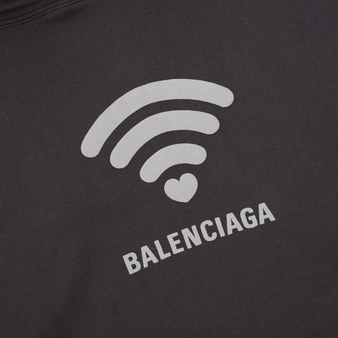 🅿️580 Balenciaga/Balenciaga Wireless Letter Printed Round Neck Sweatshirt Made of 26-count combed cotton + 10-count 100% cotton, with a weight of 480G. The fabric is made of high-quality domestic Xinjiang cotton yarn. Xinjiang cotton is recognized as a superior material among domestic cotton. The fabric is woven using the internationally recognized Fukuhara knitting machine. The fabric has clear texture, good resilience, strong wrinkle resistance, good abrasion resistance and breathability. It is close to the skin, not easy to loosen and has a long-lasting wide effect. The fabric has good gloss, strength and wear resistance, small shrinkage and a good skeleton feel. The pure cotton cloth is produced by air flow liquid cylinder. The environmentally friendly dyeing meets the national first-class product requirements. It is not easy to fade and is not prone to creases and claw marks. The OS version is easy to wear all year round: the sewing machine needle uses a No. 9 round-head needle, which will not puncture or break the section. The fibers of the material are threaded at a density of 3CM/14 stitches, which is tight but not loose or sparse; the sewing thread is imported oil-proof treated thread, and there will be no oil stains; the car is an imported car with a silver sword and a knife. size：S-L