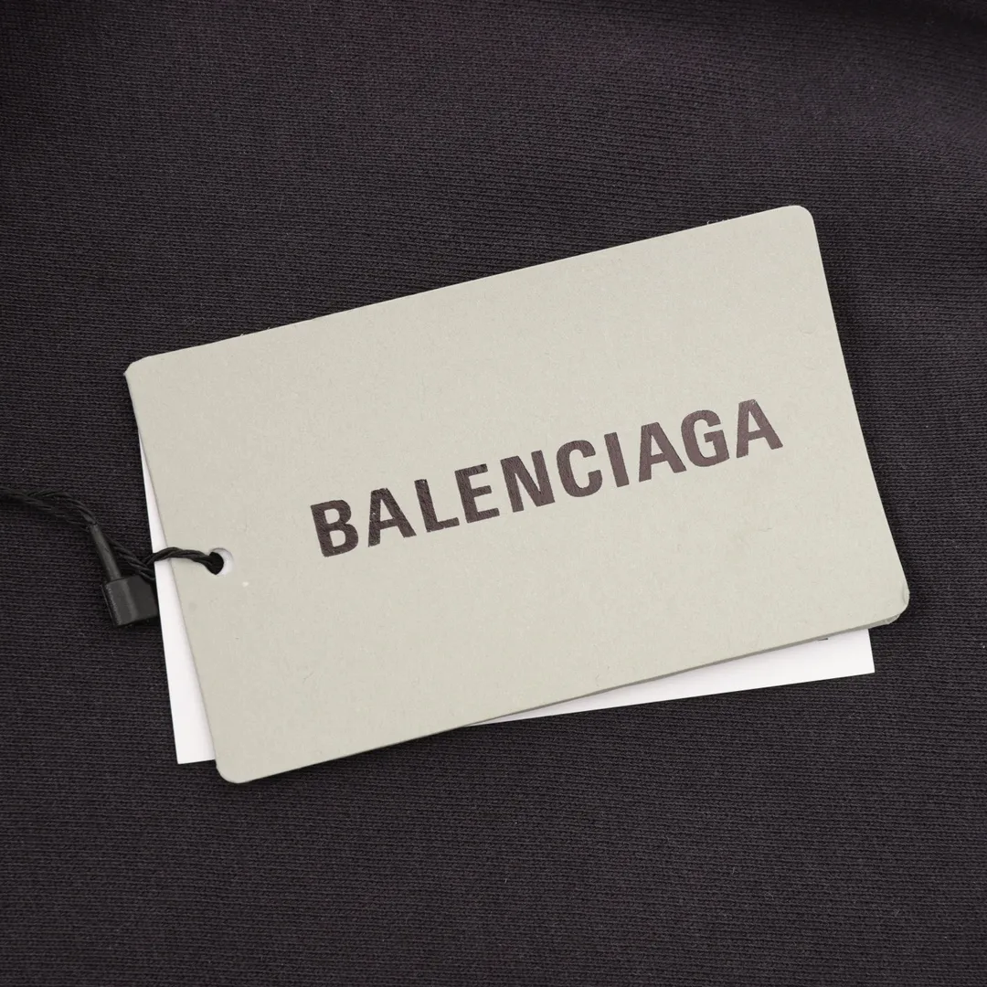 🅿️580 Balenciaga/Balenciaga Wireless Letter Printed Round Neck Sweatshirt Made of 26-count combed cotton + 10-count 100% cotton, with a weight of 480G. The fabric is made of high-quality domestic Xinjiang cotton yarn. Xinjiang cotton is recognized as a superior material among domestic cotton. The fabric is woven using the internationally recognized Fukuhara knitting machine. The fabric has clear texture, good resilience, strong wrinkle resistance, good abrasion resistance and breathability. It is close to the skin, not easy to loosen and has a long-lasting wide effect. The fabric has good gloss, strength and wear resistance, small shrinkage and a good skeleton feel. The pure cotton cloth is produced by air flow liquid cylinder. The environmentally friendly dyeing meets the national first-class product requirements. It is not easy to fade and is not prone to creases and claw marks. The OS version is easy to wear all year round: the sewing machine needle uses a No. 9 round-head needle, which will not puncture or break the section. The fibers of the material are threaded at a density of 3CM/14 stitches, which is tight but not loose or sparse; the sewing thread is imported oil-proof treated thread, and there will be no oil stains; the car is an imported car with a silver sword and a knife. size：S-L