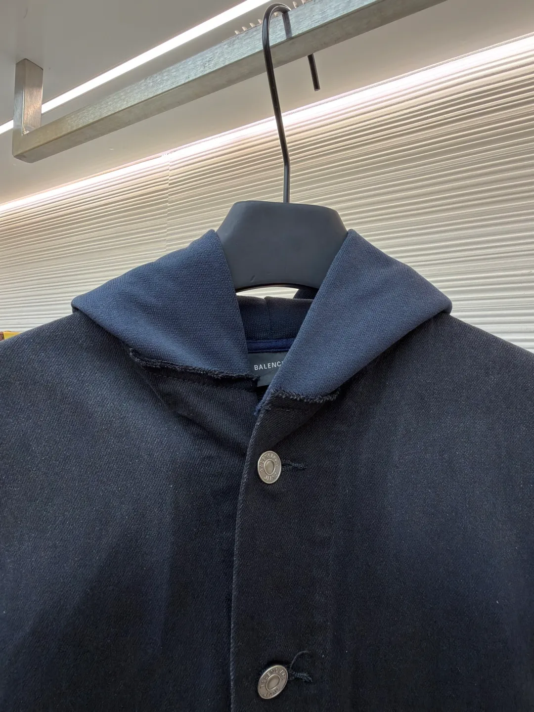 Balenciaga embroidered hooded denim jacket ●Original version: Purchased and developed for 22300 ●Item number: 1682229-B80 ●Material: denim fabric ●Technology: Made with ragged edge technology ●Color: black and blue ●Type: Loose fit ●Weight: about 1295 grams ●Size: The main color is a gradient of black and gray, while the deep navy blue makes quantum leaps between fibers, directly touching the depths of the soul. Balenciaga embroidery uses thousands of stitches to reconstruct the brand totem, making it highly recognizable. The drawstring-less hood is ingeniously designed and uses unique tailoring to outline a futuristic silhouette. The details are sublimated into a subversive fashion statement. The denim jacket is no longer limited to a single style positioning. It is either defined by tradition or redefined by rebellion. Adopt imported machine embroidery technology, use advanced computer control system and precision mechanical components to achieve Balenciaga letter embroidery work with high precision and smooth and delicate lines. Adopting the rotten edge hanging technology, physical wear and friction on the edges are used to achieve a natural rotten edge effect. Through the combination of high-temperature steam and frosted paper, fiber hairiness and color difference are removed to present unique holes and wear effects. The embedded stitching process is used. The stitching of denim and knitted fabrics can provide high-quality stitching effects. Smooth and tidy. Use multiple sand scrubbers to rub the specific parts with a high-pressure spray gun to achieve a local gradient effect. Then use frosting technology. Create a unique texture pattern, extremely complex workmanship, time-consuming, and the overall routing is straight and delicate, the fabric is comfortable and soft, and the color is consistent without color difference. It can be matched with the same style to create a fashionable look, to control various occasions, customized accessories, complete with three standards, the same style for men and women!