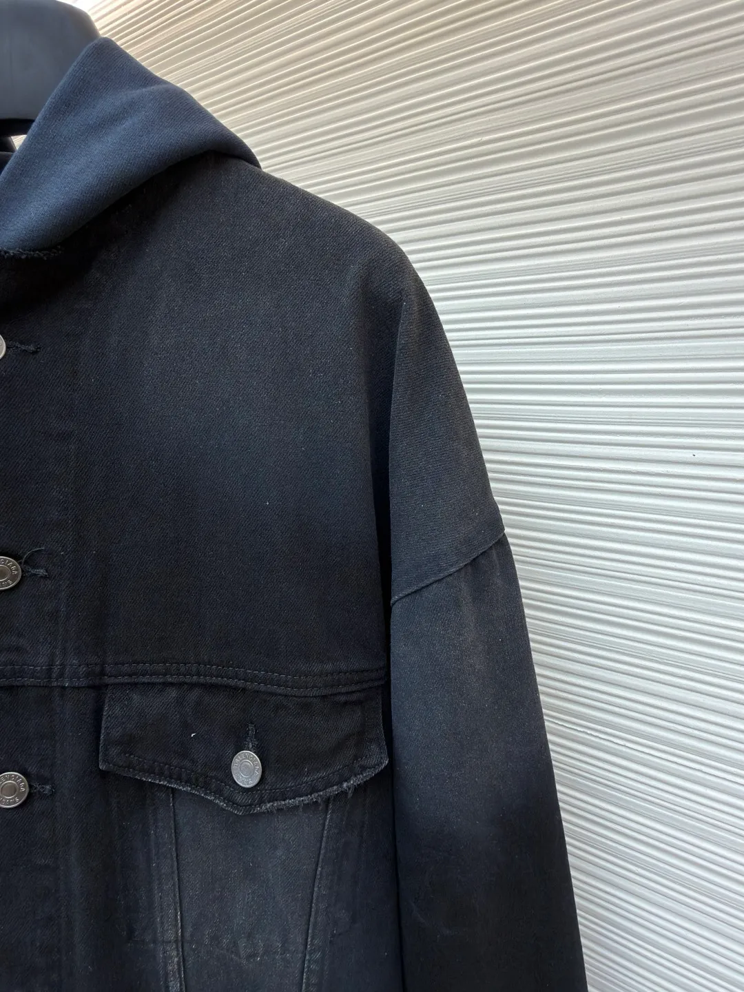 Balenciaga embroidered hooded denim jacket ●Original version: Purchased and developed for 22300 ●Item number: 1682229-B80 ●Material: denim fabric ●Technology: Made with ragged edge technology ●Color: black and blue ●Type: Loose fit ●Weight: about 1295 grams ●Size: The main color is a gradient of black and gray, while the deep navy blue makes quantum leaps between fibers, directly touching the depths of the soul. Balenciaga embroidery uses thousands of stitches to reconstruct the brand totem, making it highly recognizable. The drawstring-less hood is ingeniously designed and uses unique tailoring to outline a futuristic silhouette. The details are sublimated into a subversive fashion statement. The denim jacket is no longer limited to a single style positioning. It is either defined by tradition or redefined by rebellion. Adopt imported machine embroidery technology, use advanced computer control system and precision mechanical components to achieve Balenciaga letter embroidery work with high precision and smooth and delicate lines. Adopting the rotten edge hanging technology, physical wear and friction on the edges are used to achieve a natural rotten edge effect. Through the combination of high-temperature steam and frosted paper, fiber hairiness and color difference are removed to present unique holes and wear effects. The embedded stitching process is used. The stitching of denim and knitted fabrics can provide high-quality stitching effects. Smooth and tidy. Use multiple sand scrubbers to rub the specific parts with a high-pressure spray gun to achieve a local gradient effect. Then use frosting technology. Create a unique texture pattern, extremely complex workmanship, time-consuming, and the overall routing is straight and delicate, the fabric is comfortable and soft, and the color is consistent without color difference. It can be matched with the same style to create a fashionable look, to control various occasions, customized accessories, complete with three standards, the same style for men and women!