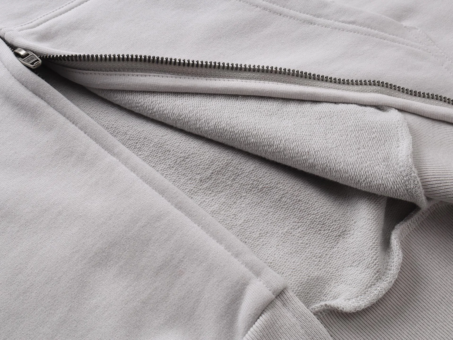 🅿️370 real photos [Top version. Official website quality] BALENCI*G*/25 new autumn and winter style. Washed and distressed hooded zipper cardigan sweatshirt with Paris LOGO embroidered on the front and back. Garments are washed and aged. SS25 latest model. Research and development at the first time, different market currencies. Comparisons welcome. The fabric is made of Paris ZP custom-woven and dyed cotton sweatshirt. Weighing 460 grams, the cloth surface is clean. The cloth pattern is clear, soft and comfortable. The threads are dyed with no color difference. The embroidery is done with embroidery machines imported from Tajima, and the garments are washed and worn to make them look old. Jubie market currency. Welcome to compare. The version adopts OS loose shoulder design. Same style for men and women. Code: BL259936 Color: black, off-white Size: XS S M L