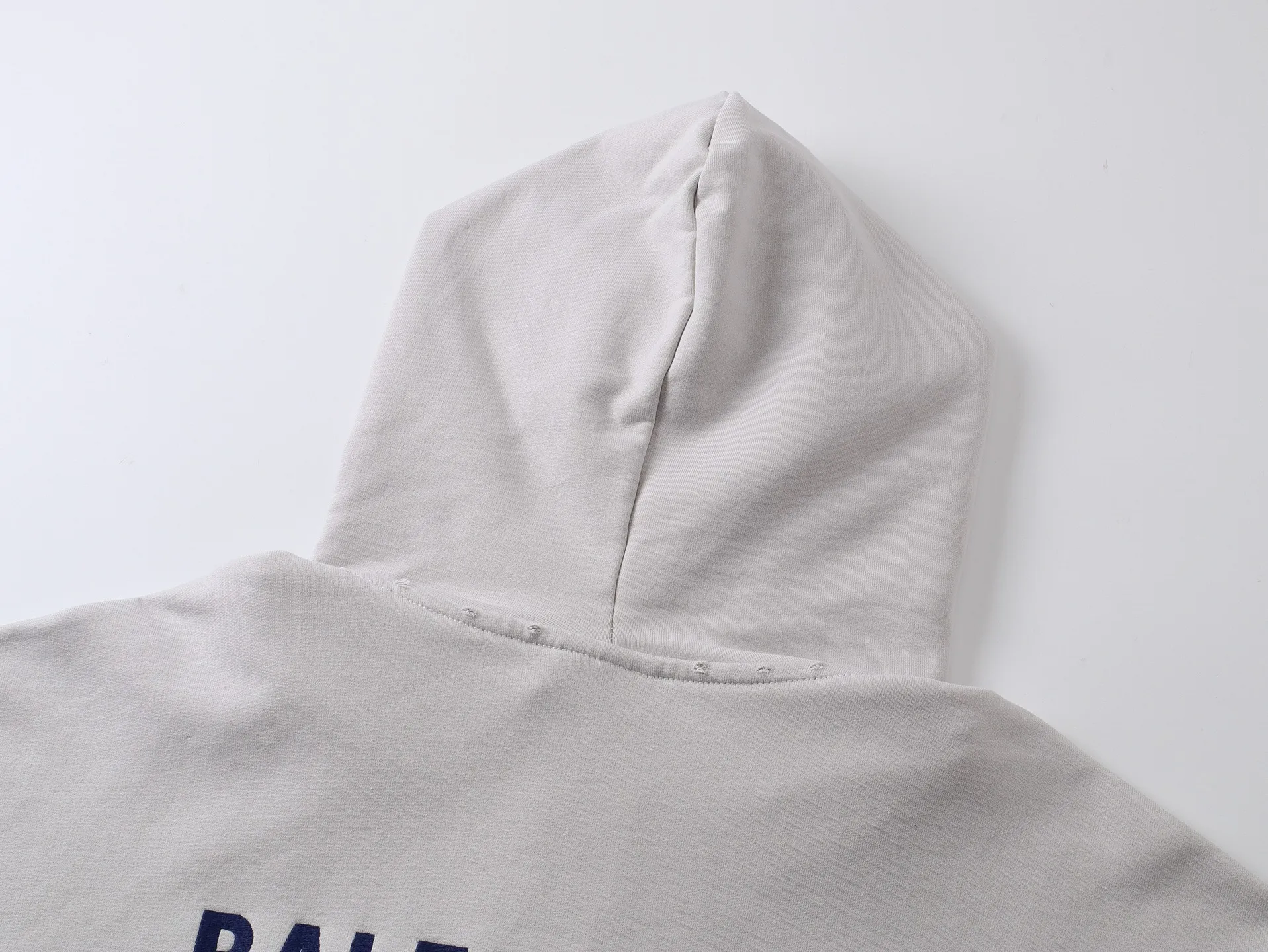 🅿️370 real photos [Top version. Official website quality] BALENCI*G*/25 new autumn and winter style. Washed and distressed hooded zipper cardigan sweatshirt with Paris LOGO embroidered on the front and back. Garments are washed and aged. SS25 latest model. Research and development at the first time, different market currencies. Comparisons welcome. The fabric is made of Paris ZP custom-woven and dyed cotton sweatshirt. Weighing 460 grams, the cloth surface is clean. The cloth pattern is clear, soft and comfortable. The threads are dyed with no color difference. The embroidery is done with embroidery machines imported from Tajima, and the garments are washed and worn to make them look old. Jubie market currency. Welcome to compare. The version adopts OS loose shoulder design. Same style for men and women. Code: BL259936 Color: black, off-white Size: XS S M L
