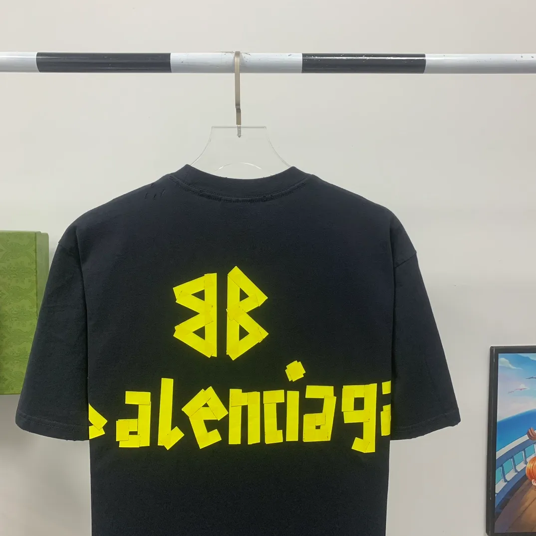 [Breaking new arrival] Top quality BALENCIAGA Paris spring and summer latest tape print washed and worn male and female couple star same style short sleeves 23ss tape tye black retro plain fabric medium version short sleeves Paris' new season's products have added the elements of artistic tape stickers, hot rhinestones and post-it notes, changing the previous minimalist printing style, this time the creativity is really laborious. The micro-OS style is friendly to both men and women. The fixed yarn and washed cotton are soft and waxy and resistant to damage. The slightly distressed worn details are a no-brainer for me who likes 𝐕𝐢𝐧𝐭𝐚𝐠𝐞. There are two styles of front and back printing. The front is like paper tape, and the back is a bright yellow graffiti painting effect, which has a strong impact on people. It looks great with denim overalls, and it’s super cool for girls to wear it with their lower body missing. Original custom-woven and dyed pure cotton material, heavily distressed. Counter 1/1; This product has a unisex design. The same oversize version for men and women·Tape Type logo on the front and back. It is characterized by heavy wear and washable effect. P; 140 Size: XS-L