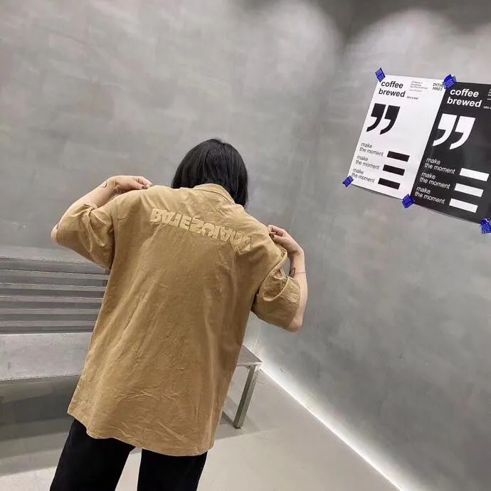 ♻️💯Reference model picture for the upper body❤️The top tested version of Balenciaga/Balenciaga inverted letter embroidery for men and women couple stars the same style pure cotton short-sleeved T-shirt. Original development, custom-woven fabrics, craft washing treatment, full of thickness, texture different from market products, highly restored to the original version, imported Tajima machine embroidery, perfectly close to the original product, very simple logo to indicate identity letter spacing, the size is the same as the original version, 22ss version to create a highly restored version of the same style for men and women Size: XS-L Color: Dark Khaki P:260