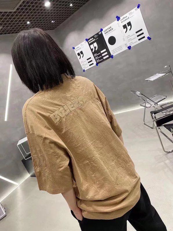 ♻️💯Reference model picture for the upper body❤️The top tested version of Balenciaga/Balenciaga inverted letter embroidery for men and women couple stars the same style pure cotton short-sleeved T-shirt. Original development, custom-woven fabrics, craft washing treatment, full of thickness, texture different from market products, highly restored to the original version, imported Tajima machine embroidery, perfectly close to the original product, very simple logo to indicate identity letter spacing, the size is the same as the original version, 22ss version to create a highly restored version of the same style for men and women Size: XS-L Color: Dark Khaki P:260