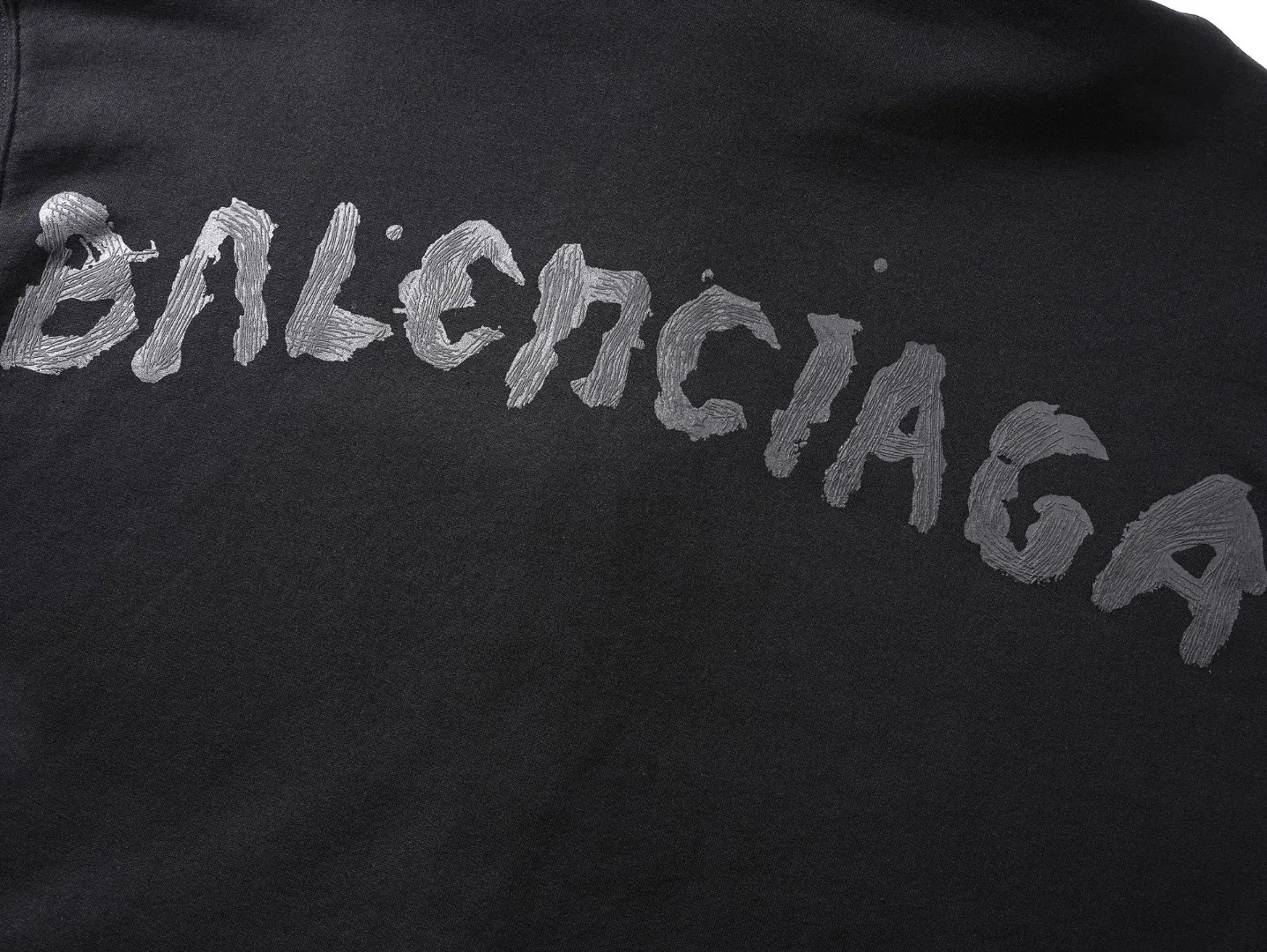 🅿️390 BALENCI*GA Paris back classic LOGO slurry printed hooded zipper sweatshirt. The letters on the back are made of environmentally friendly slurry printing technology. Hand-made masters position and grind at fixed points. Customized matching hardware. The letters are clear. The effect is three-dimensional. Exclusively woven and dyed 460g fabric. Threads are dyed in the same cylinder with zero color difference. Brick cabinet synchronization. Welcome to compare. Same style for men and women -Color: black -SIZE: Xs S M L Style number 8990#