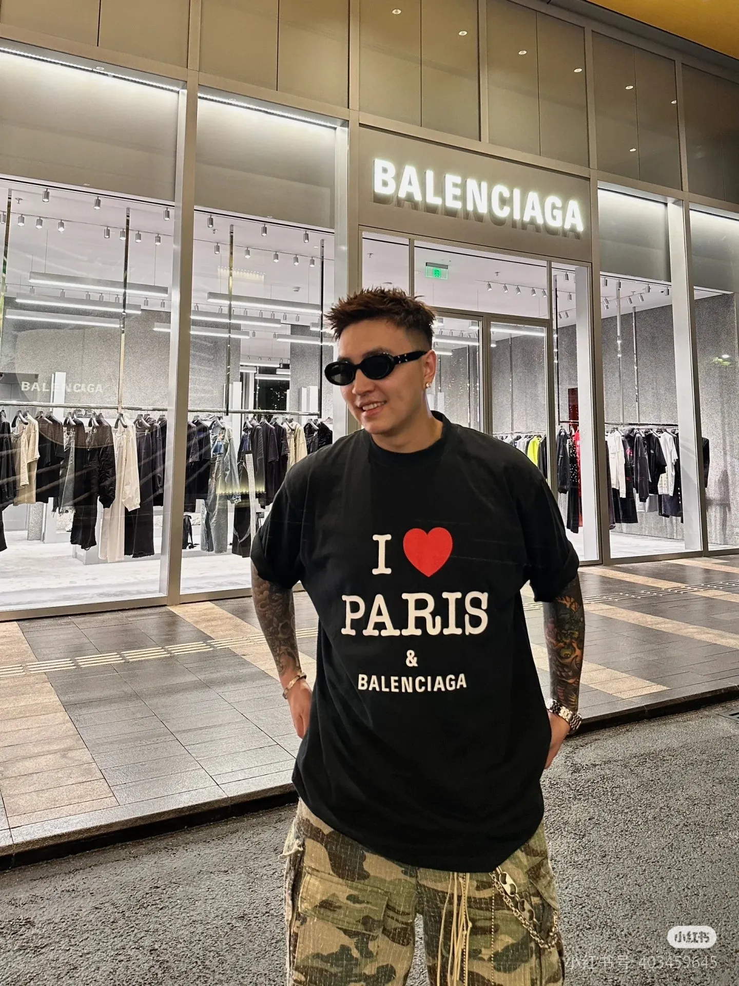 ♻️💯Refer to the model picture for the upper body❤️The top version of Balenciaga/Balenciaga’s new Chinese Valentine’s Day limited edition love printed round neck short-sleeved T-shirt - - Purchase the original mold to create, a full set of customized accessories, details determine success or failure - Balenciaga is one of the most influential brands in the fashion industry. Founded in 1919 by Cristóbal Balenciaga and settled in Paris in 1936, he led many important fashion movements between 1930 and 1968. The representative ready-to-wear collection embodies the brand's identity - Fabric: 280 grams of custom-made double yarn high-density cotton fabric - Craftsmanship: The entire garment is precision embossed - Accessories: A complete set of original Balenciaga counter accessories - Available for both men and women Black - Size: XS S M L P: 260