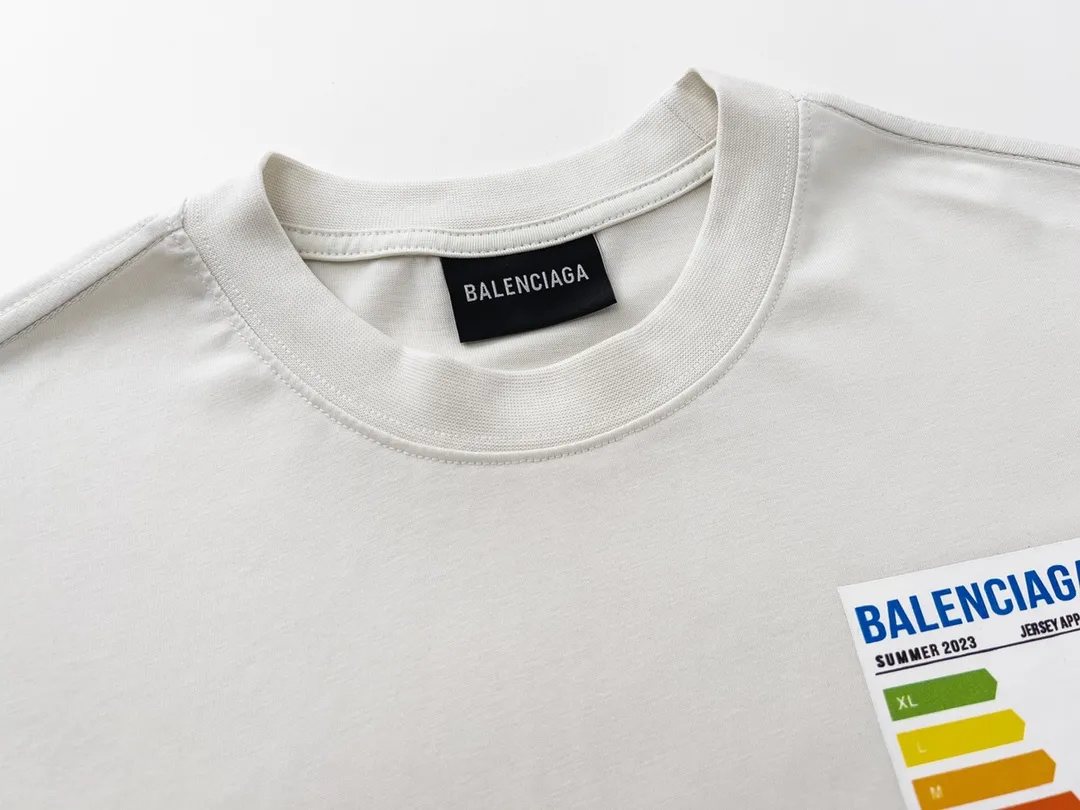 🅿️176 Detailed picture [Top version. Official website quality] BALENCI*GA/Paris BALENCI*GA#2023 spring and summer new style, refrigerator energy meter environmental protection logo short-sleeved T-shirt. 2023 spring and summer new product. Brick cabinet synchronization. The fabric is made of Paris ZP custom-woven and dyed 100% cotton double yarn compact cotton. The weight is 260 grams. The cloth surface is clean. The cloth pattern is clear. Soft and comfortable. Good color fastness. Not easy to change color. The threads are woven and dyed with no color difference. The printing uses imported environmentally friendly rubber paddles, cutting piece positioning, precision stencils, fine LOGO letters, clear letters, no burrs. The effect is three-dimensional, which is different from ordinary printing in the market. Restore brick cabinets. Comparisons welcome. The version adopts OS loose shoulder design. Same style for men and women. Code: BL223097 Color: Black. Beige Size: XS to L