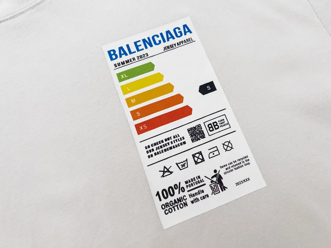 🅿️176 Detailed picture [Top version. Official website quality] BALENCI*GA/Paris BALENCI*GA#2023 spring and summer new style, refrigerator energy meter environmental protection logo short-sleeved T-shirt. 2023 spring and summer new product. Brick cabinet synchronization. The fabric is made of Paris ZP custom-woven and dyed 100% cotton double yarn compact cotton. The weight is 260 grams. The cloth surface is clean. The cloth pattern is clear. Soft and comfortable. Good color fastness. Not easy to change color. The threads are woven and dyed with no color difference. The printing uses imported environmentally friendly rubber paddles, cutting piece positioning, precision stencils, fine LOGO letters, clear letters, no burrs. The effect is three-dimensional, which is different from ordinary printing in the market. Restore brick cabinets. Comparisons welcome. The version adopts OS loose shoulder design. Same style for men and women. Code: BL223097 Color: Black. Beige Size: XS to L