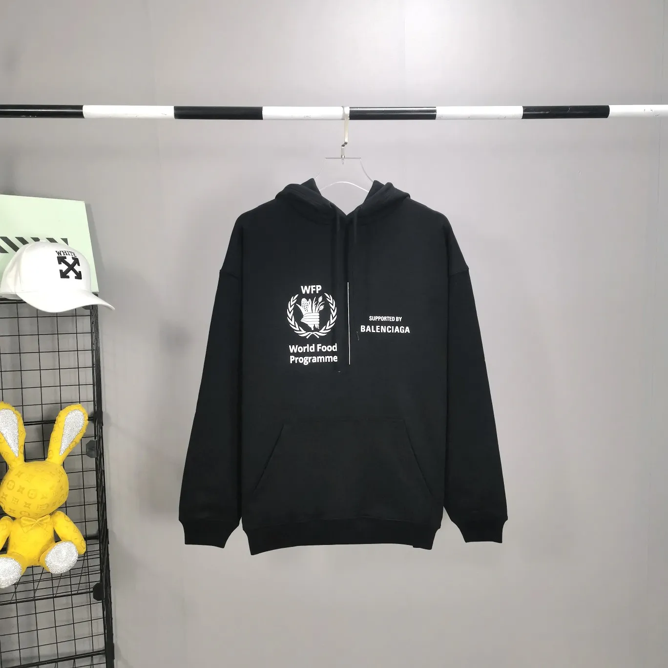 [New] Top-quality Balenciaga Balenciaga 21SS new WFP World Food Agency male and female couple celebrity autumn and winter pure cotton hooded sweatshirt. The fabric is made of 480 grams of pure cotton terry material. It does not pill and feels very good. It has been printed and dressed up dozens of times to achieve a 1:1 effect. All imported slurries are used. Proportional foaming powder is added to the slurry to foam at high temperatures. The printing convex effect is very good, and the powder does not fall off and does not break. The front and rear panels are washable and environmentally friendly. The entire printing process takes a long time. The hem and cuffs are all customized threads. There is no error in dyeing in the same vat. The workmanship is perfect. The accessories are all customized. This year’s hot trend in the market. Many Internet celebrities have tops. Very trendy. The same OverSzie version for men and women. Color: black, pink, Klein blue, white. Size: XS-L P:450