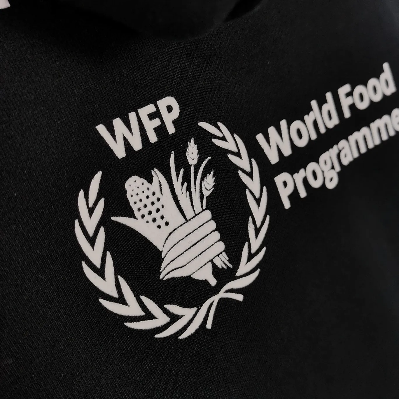 [New] Top-quality Balenciaga Balenciaga 21SS new WFP World Food Agency male and female couple celebrity autumn and winter pure cotton hooded sweatshirt. The fabric is made of 480 grams of pure cotton terry material. It does not pill and feels very good. It has been printed and dressed up dozens of times to achieve a 1:1 effect. All imported slurries are used. Proportional foaming powder is added to the slurry to foam at high temperatures. The printing convex effect is very good, and the powder does not fall off and does not break. The front and rear panels are washable and environmentally friendly. The entire printing process takes a long time. The hem and cuffs are all customized threads. There is no error in dyeing in the same vat. The workmanship is perfect. The accessories are all customized. This year’s hot trend in the market. Many Internet celebrities have tops. Very trendy. The same OverSzie version for men and women. Color: black, pink, Klein blue, white. Size: XS-L P:450