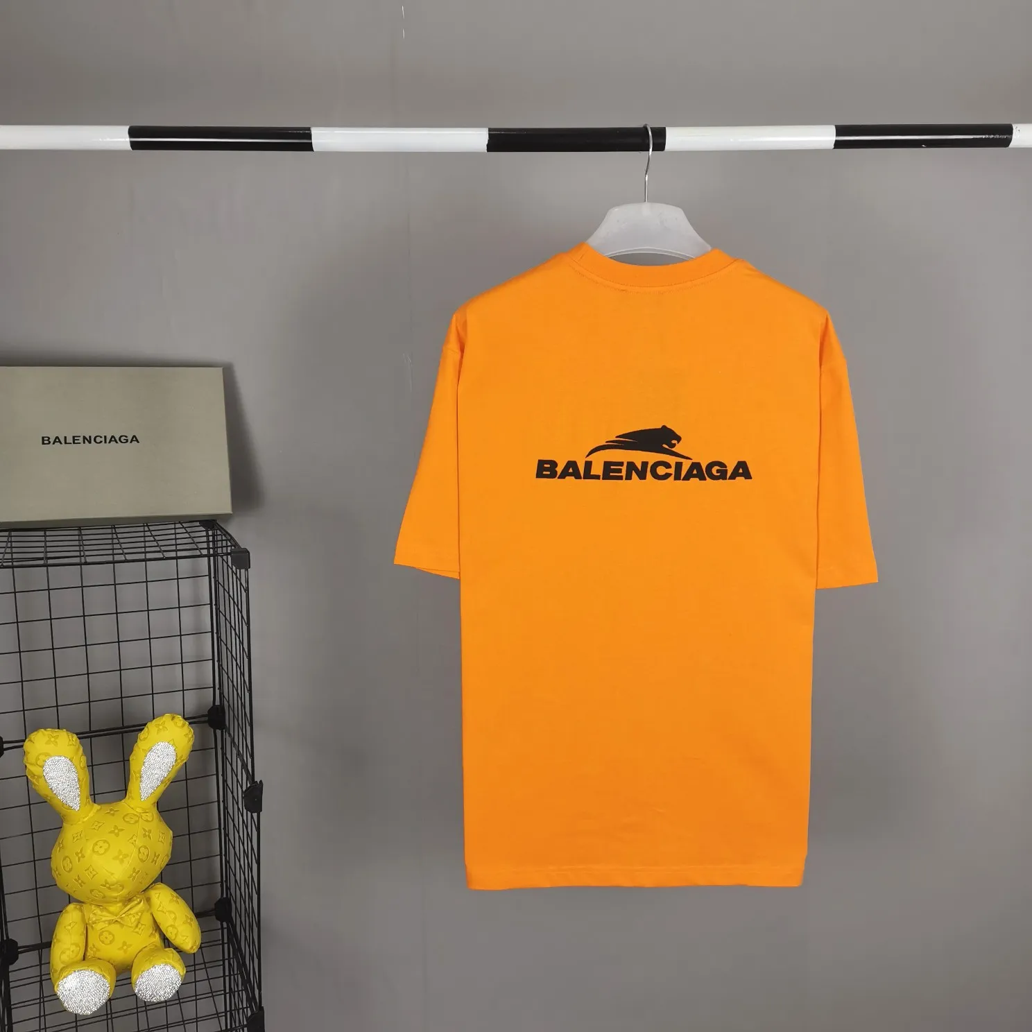 [Top version] BALENCIAGA's new Year of the Tiger limited edition embroidered loose-fitting pure cotton short-sleeved T-shirt for men and women (there is a slight color difference in the photo, but there is no color difference in reality) Without further ado, the focus of this model's craftsmanship is the embroidery printing on the front and back. Whoever has good machines will do it right. For this model, the embroidery machine we use is the Tajima embroidery machine imported from Japan, "known as the best embroidery model in the world", with low failure rate, thread skipping rate, and thread breakage rate. Embroidery with high precision.  3D cherry blossom thread, embroidery is meticulous and smooth. You can see the detailed pictures, even though thousands of needles are used for embroidery, the fabric will not deform. The edges and corners, the pattern transition is smooth and flat!  Color: black, white, yellow Size: XS-L P:250
