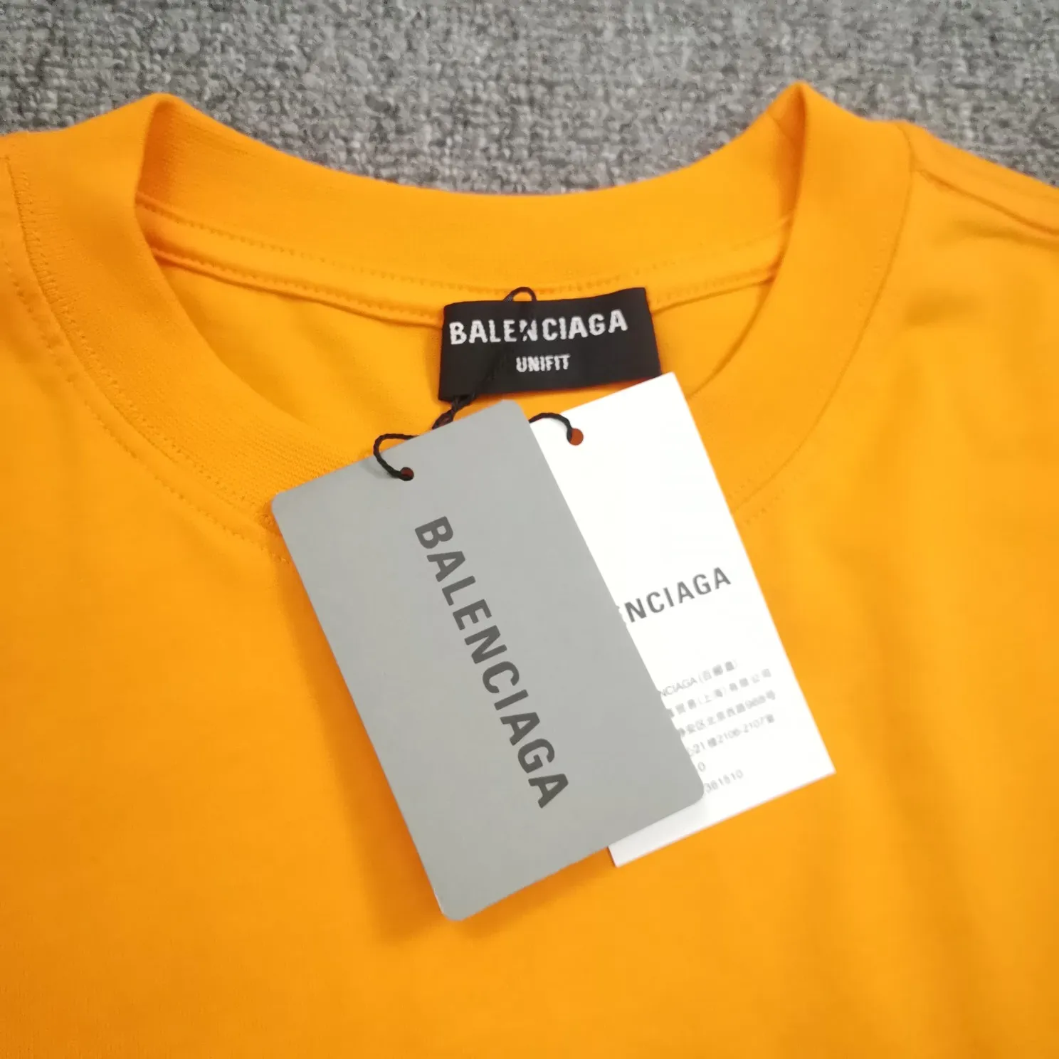 [Top version] BALENCIAGA's new Year of the Tiger limited edition embroidered loose-fitting pure cotton short-sleeved T-shirt for men and women (there is a slight color difference in the photo, but there is no color difference in reality) Without further ado, the focus of this model's craftsmanship is the embroidery printing on the front and back. Whoever has good machines will do it right. For this model, the embroidery machine we use is the Tajima embroidery machine imported from Japan, "known as the best embroidery model in the world", with low failure rate, thread skipping rate, and thread breakage rate. Embroidery with high precision.  3D cherry blossom thread, embroidery is meticulous and smooth. You can see the detailed pictures, even though thousands of needles are used for embroidery, the fabric will not deform. The edges and corners, the pattern transition is smooth and flat!  Color: black, white, yellow Size: XS-L P:250
