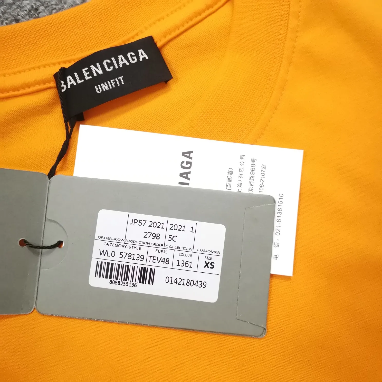 [Top version] BALENCIAGA's new Year of the Tiger limited edition embroidered loose-fitting pure cotton short-sleeved T-shirt for men and women (there is a slight color difference in the photo, but there is no color difference in reality) Without further ado, the focus of this model's craftsmanship is the embroidery printing on the front and back. Whoever has good machines will do it right. For this model, the embroidery machine we use is the Tajima embroidery machine imported from Japan, "known as the best embroidery model in the world", with low failure rate, thread skipping rate, and thread breakage rate. Embroidery with high precision.  3D cherry blossom thread, embroidery is meticulous and smooth. You can see the detailed pictures, even though thousands of needles are used for embroidery, the fabric will not deform. The edges and corners, the pattern transition is smooth and flat!  Color: black, white, yellow Size: XS-L P:250