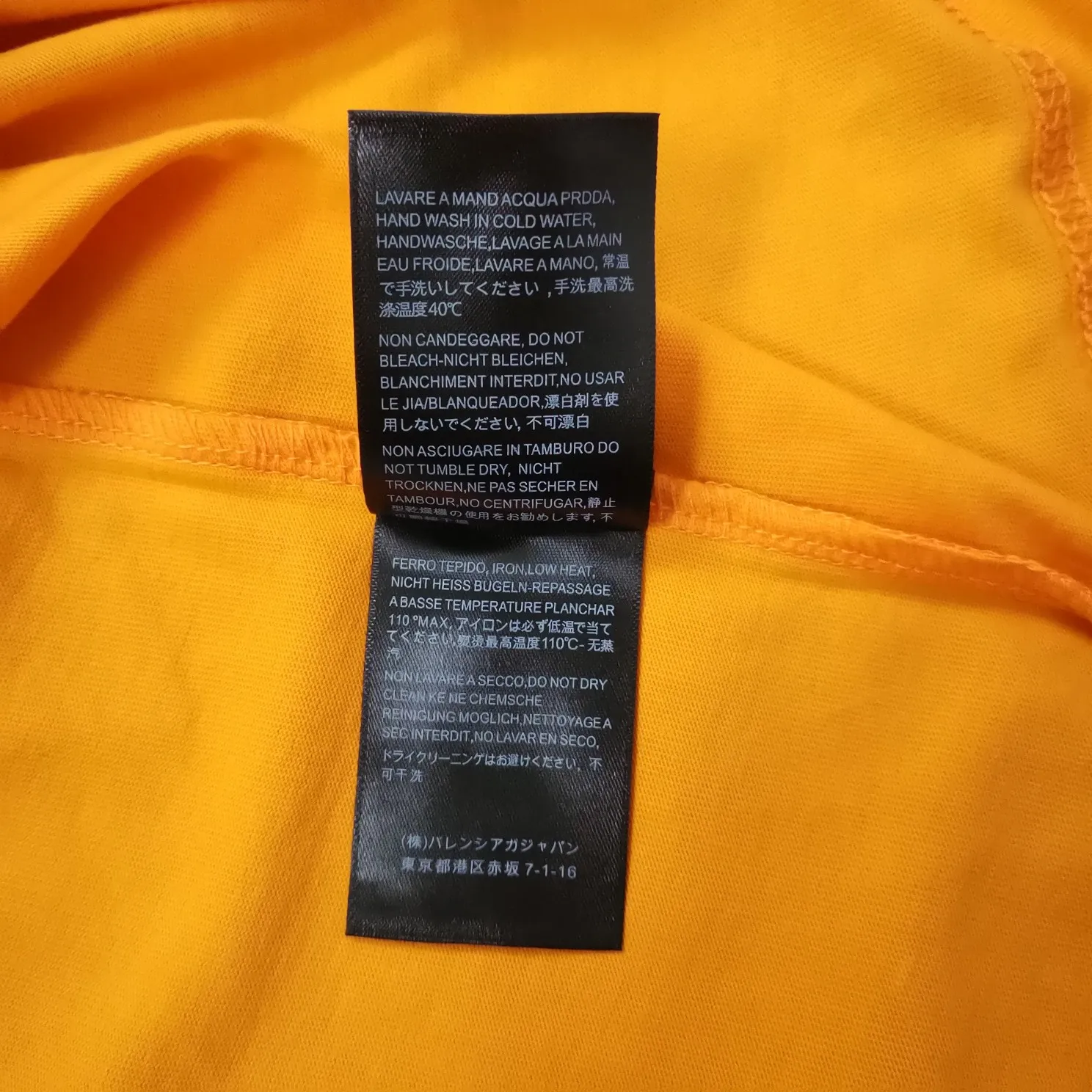 [Top version] BALENCIAGA's new Year of the Tiger limited edition embroidered loose-fitting pure cotton short-sleeved T-shirt for men and women (there is a slight color difference in the photo, but there is no color difference in reality) Without further ado, the focus of this model's craftsmanship is the embroidery printing on the front and back. Whoever has good machines will do it right. For this model, the embroidery machine we use is the Tajima embroidery machine imported from Japan, "known as the best embroidery model in the world", with low failure rate, thread skipping rate, and thread breakage rate. Embroidery with high precision.  3D cherry blossom thread, embroidery is meticulous and smooth. You can see the detailed pictures, even though thousands of needles are used for embroidery, the fabric will not deform. The edges and corners, the pattern transition is smooth and flat!  Color: black, white, yellow Size: XS-L P:250