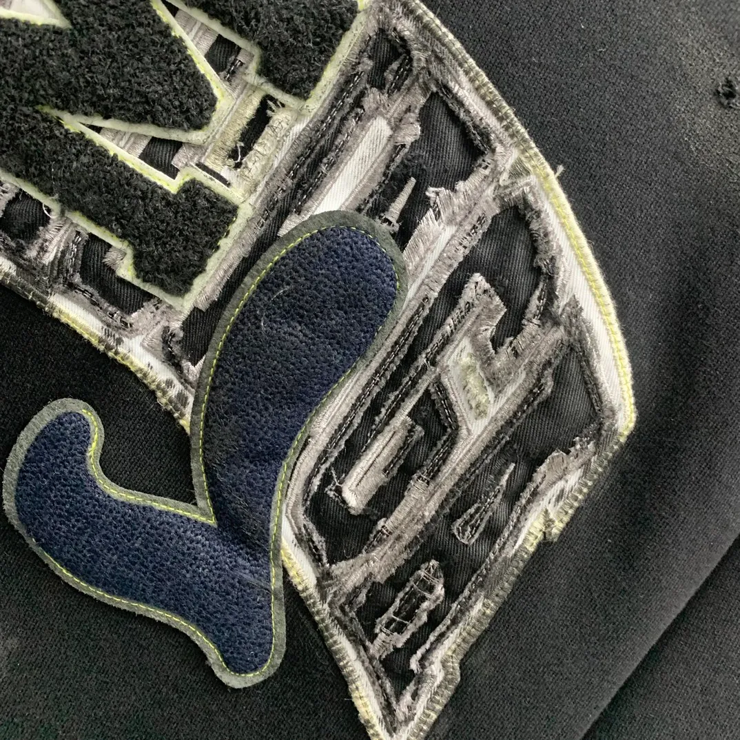 Top tested version 23FW BALENCIAGA Paris Manchester United limited edition distressed male and female couple star same style pure cotton loose hooded sweatshirt [very suitable for Douyin, and other platforms! The letters in the LOGO position have been damaged and polished! 】 The fabric is custom-made washed knitted cotton terry material. The upper body is very soft. The front panel uses a classic hand pocket with a worn effect. The overall yellow and dirty effect is all artificially sprayed with majolica. It requires proficiency and experience to achieve this natural and elegant effect!  Customized towel embroidery on the chest, heavily damaged! The aging effect is very obvious! The overall artificial positioning coating is hand-made, washed and dirty. The frayed hole craftsmanship has a hand-painted graffiti effect. The arms behind the bend are made of open-stitch frayed craftsmanship. The wiring is delicate. Elastic cuff design. The whole body is hand-positioned with muddy dyeing and frayed effect! Ready-made garments are washed twice with water +➕ once with wax. It feels smooth!   The Manchester United letters and logo on the chest are designed with full embroidery and the details are visible!  Size: XS-L Color: White Black P: 470