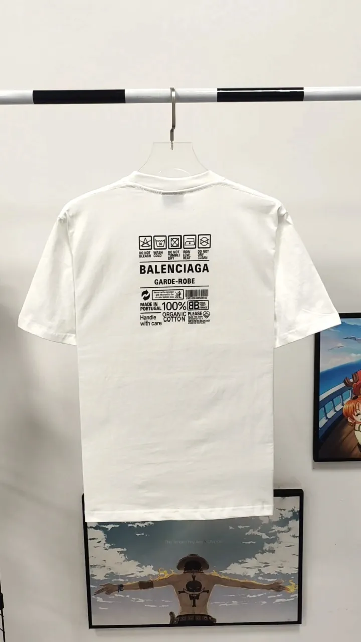 Real shot video on the back - Top tested version Balenciaga eco-friendly logo arrow three-color loose breathable cotton short-sleeved T-shirt BLCG is one of the most influential brands in the fashion industry. Founded in 1919 by Cristóbal Balenciaga and settled in Paris in 1936, he led many important fashion movements between 1930 and 1968. The representative ready-to-wear series reflects the identity of the brand - Fabric: Made of 32-count double yarn, 260-gram weight fabric, imported knitted needle carded cotton, with moderate thickness, drape and contour - The front printing screen plate is hand-printed, and the 3D full-color scanned pattern is made into film to ensure the highest degree of printing pattern restoration. The upper and lower LOGO printing has a strong touch texture. The printing material uses environmentally friendly active water slurry and anti-sublimation liquid as the base. The garment is resistant to washing and does not desizing. Color: black and white size: XS-L P:240