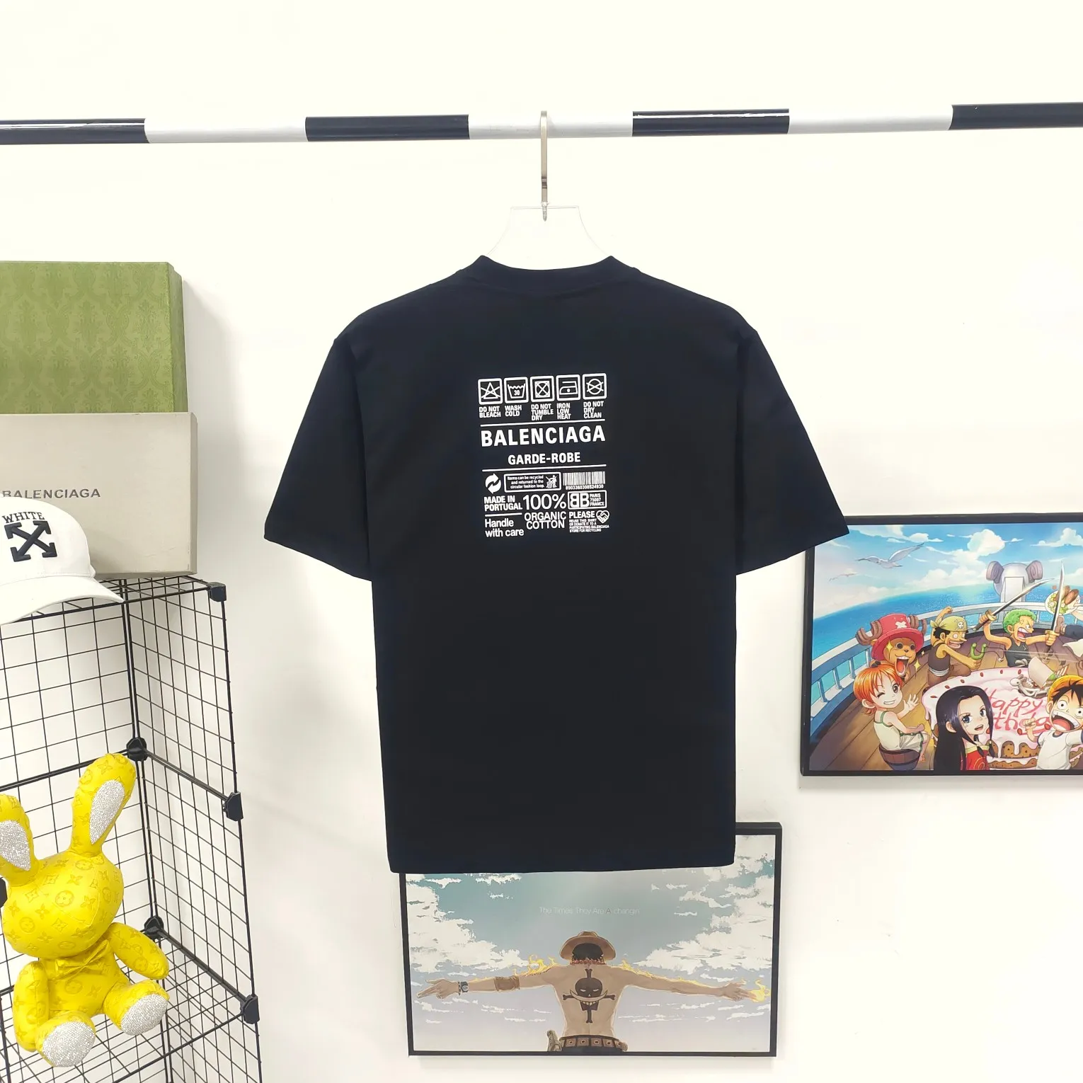 [New arrival] The top tested version of Balenciaga's eco-friendly logo arrow three-color loose breathable cotton short-sleeved T-shirt BLCG is one of the most influential brands in the fashion industry. Founded in 1919 by Cristóbal Balenciaga and settled in Paris in 1936, he led many important fashion movements between 1930 and 1968. The representative ready-to-wear series reflects the identity of the brand - Fabric: Made of 32-count double yarn, 260-gram weight fabric, imported knitted needle carded cotton, with moderate thickness, drape and contour - The front printing screen plate is hand-printed, and the 3D full-color scanned pattern is made into film to ensure the highest degree of printing pattern restoration. The upper and lower LOGO printing has a strong touch texture. The printing material uses environmentally friendly active water slurry and anti-sublimation liquid as the base. The garment is resistant to washing and does not desizing. Color: black and white size: XS-L P:240
