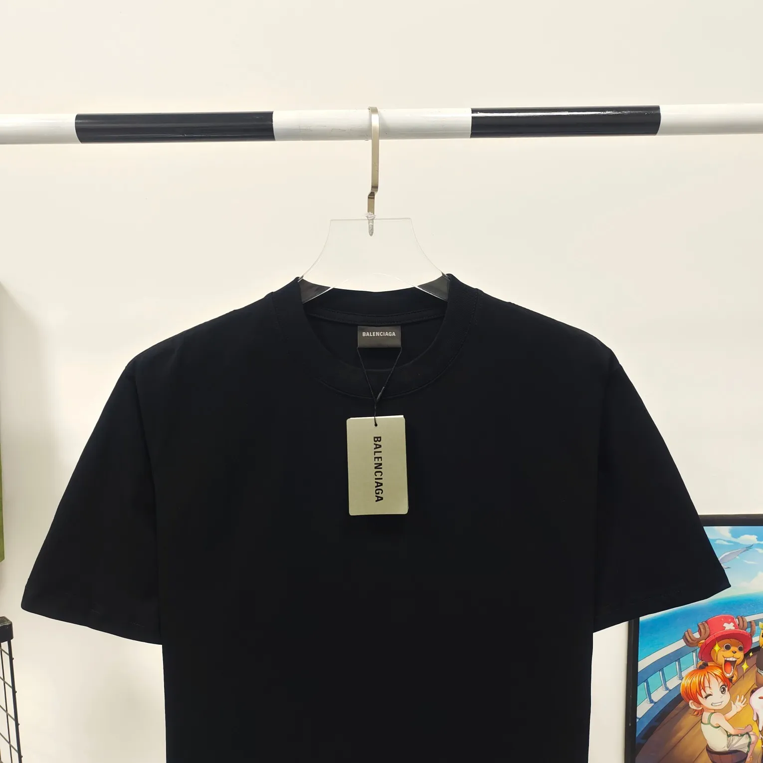 [New arrival] The top tested version of Balenciaga's eco-friendly logo arrow three-color loose breathable cotton short-sleeved T-shirt BLCG is one of the most influential brands in the fashion industry. Founded in 1919 by Cristóbal Balenciaga and settled in Paris in 1936, he led many important fashion movements between 1930 and 1968. The representative ready-to-wear series reflects the identity of the brand - Fabric: Made of 32-count double yarn, 260-gram weight fabric, imported knitted needle carded cotton, with moderate thickness, drape and contour - The front printing screen plate is hand-printed, and the 3D full-color scanned pattern is made into film to ensure the highest degree of printing pattern restoration. The upper and lower LOGO printing has a strong touch texture. The printing material uses environmentally friendly active water slurry and anti-sublimation liquid as the base. The garment is resistant to washing and does not desizing. Color: black and white size: XS-L P:240